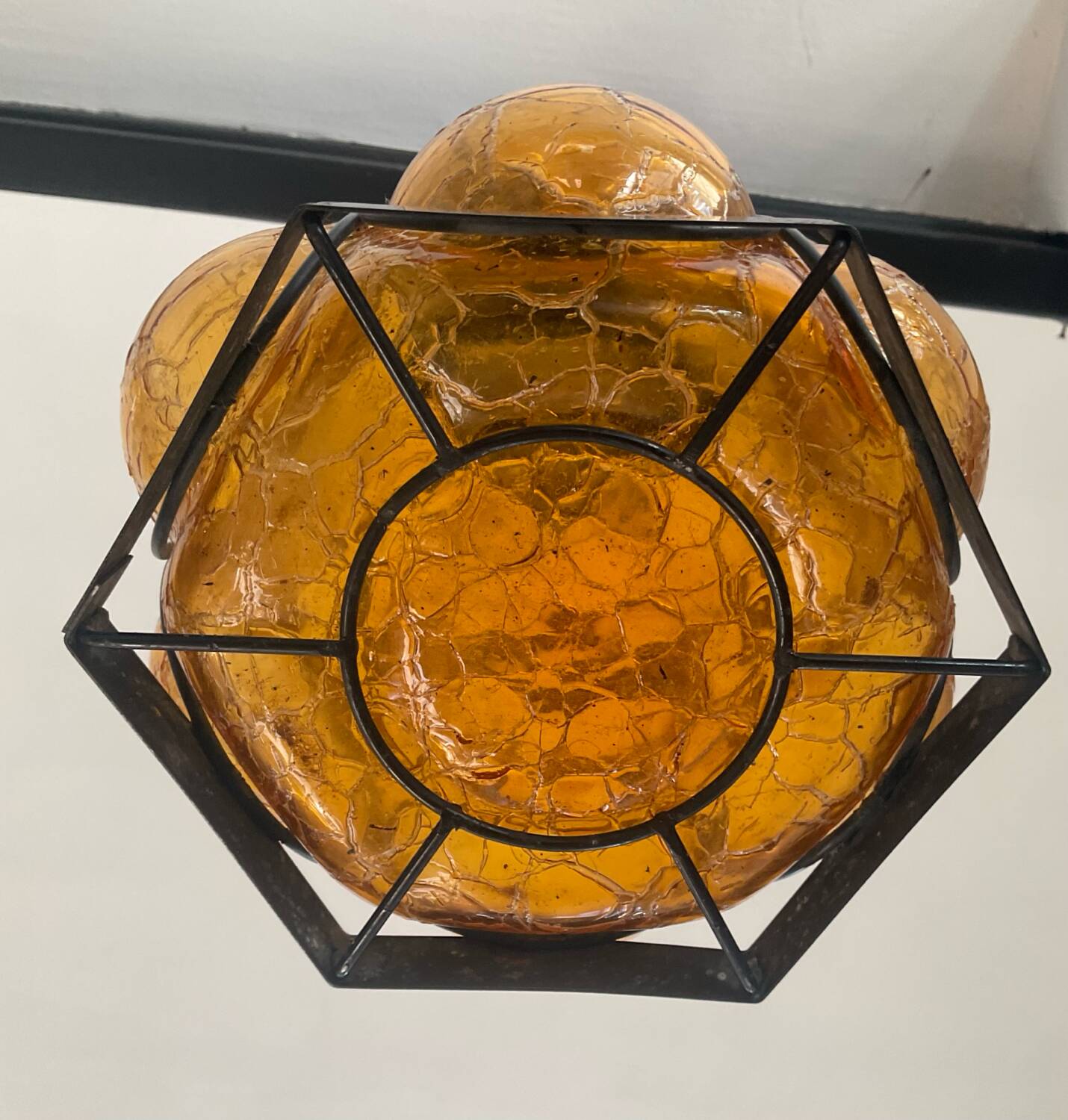 Suspension en verre ambré et fer forgé des années 60
