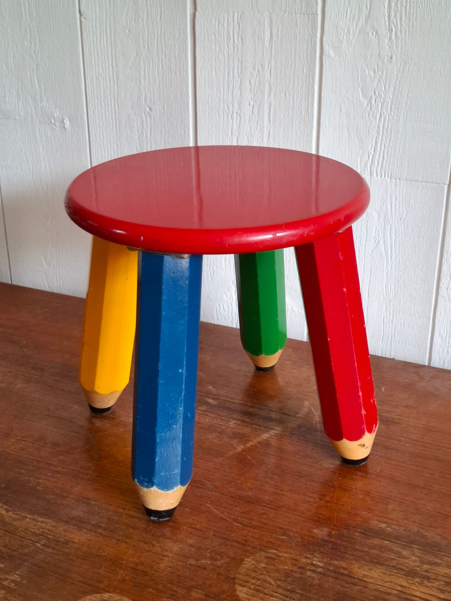 Tabouret crayon Memphis
