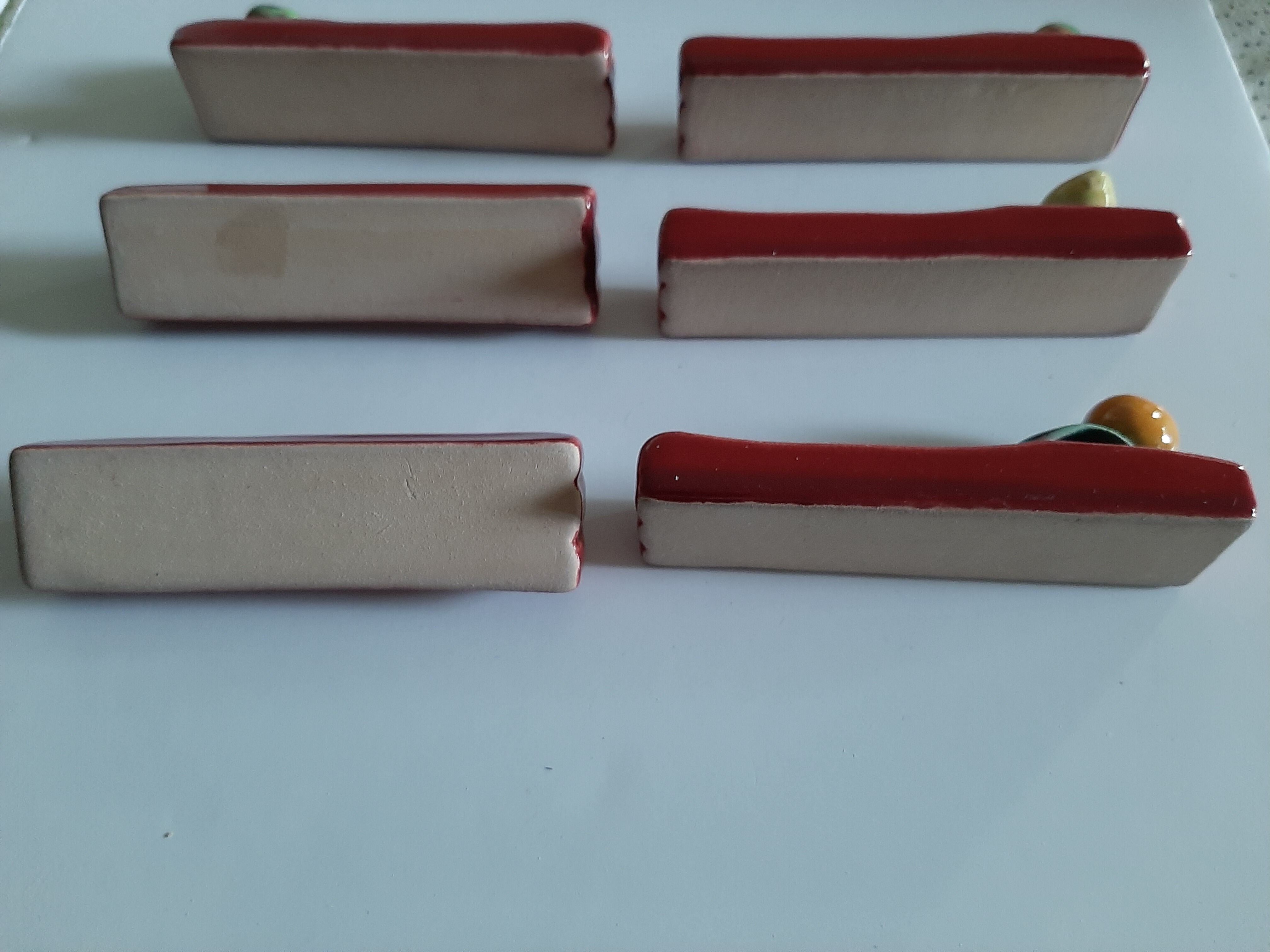 Suite de 6 porte-couteaux barbotine fruits