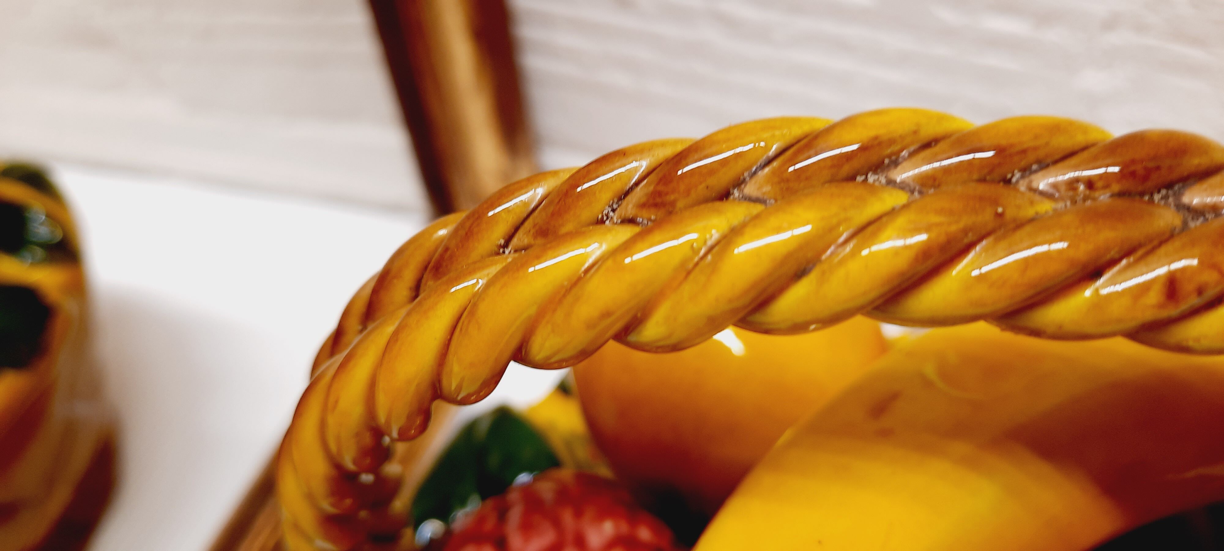 Corbeille de fruits en barbotine