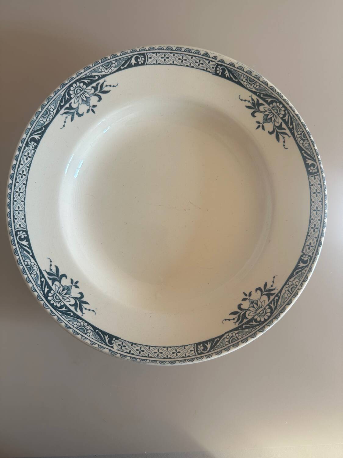 Set of 4 deep plates and 2 flat plates Lily Longchamp