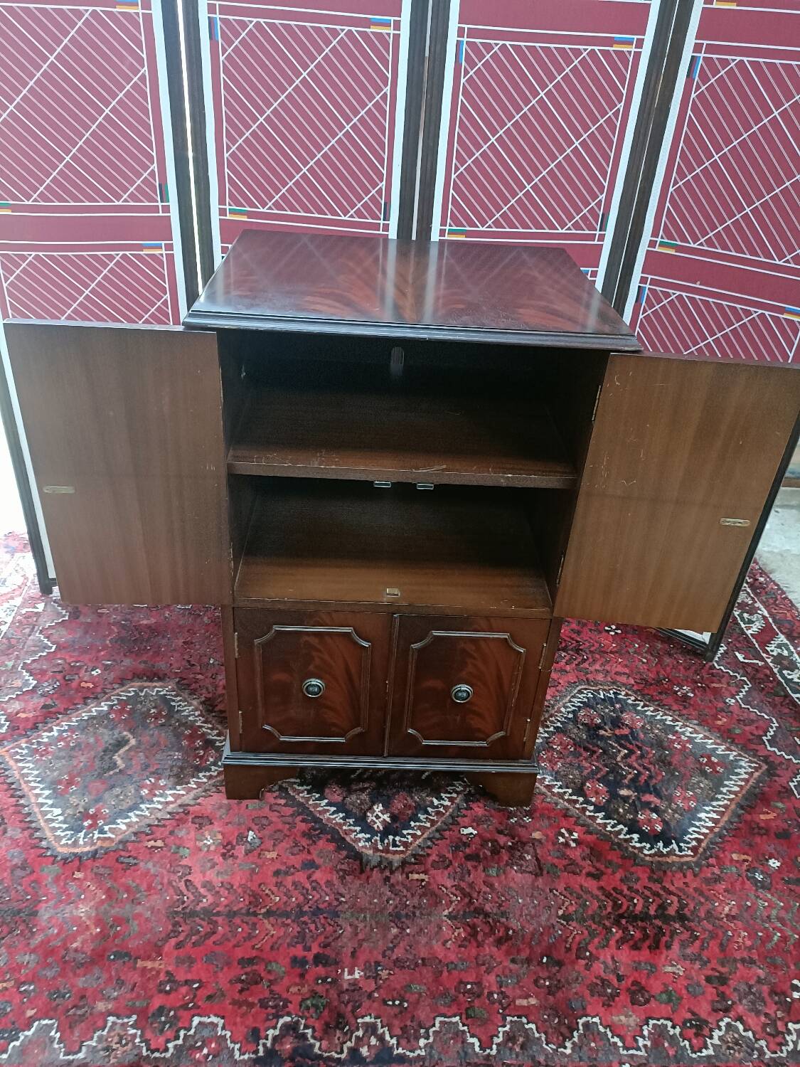 Buffet style anglais en placage acajou avec plateau levable