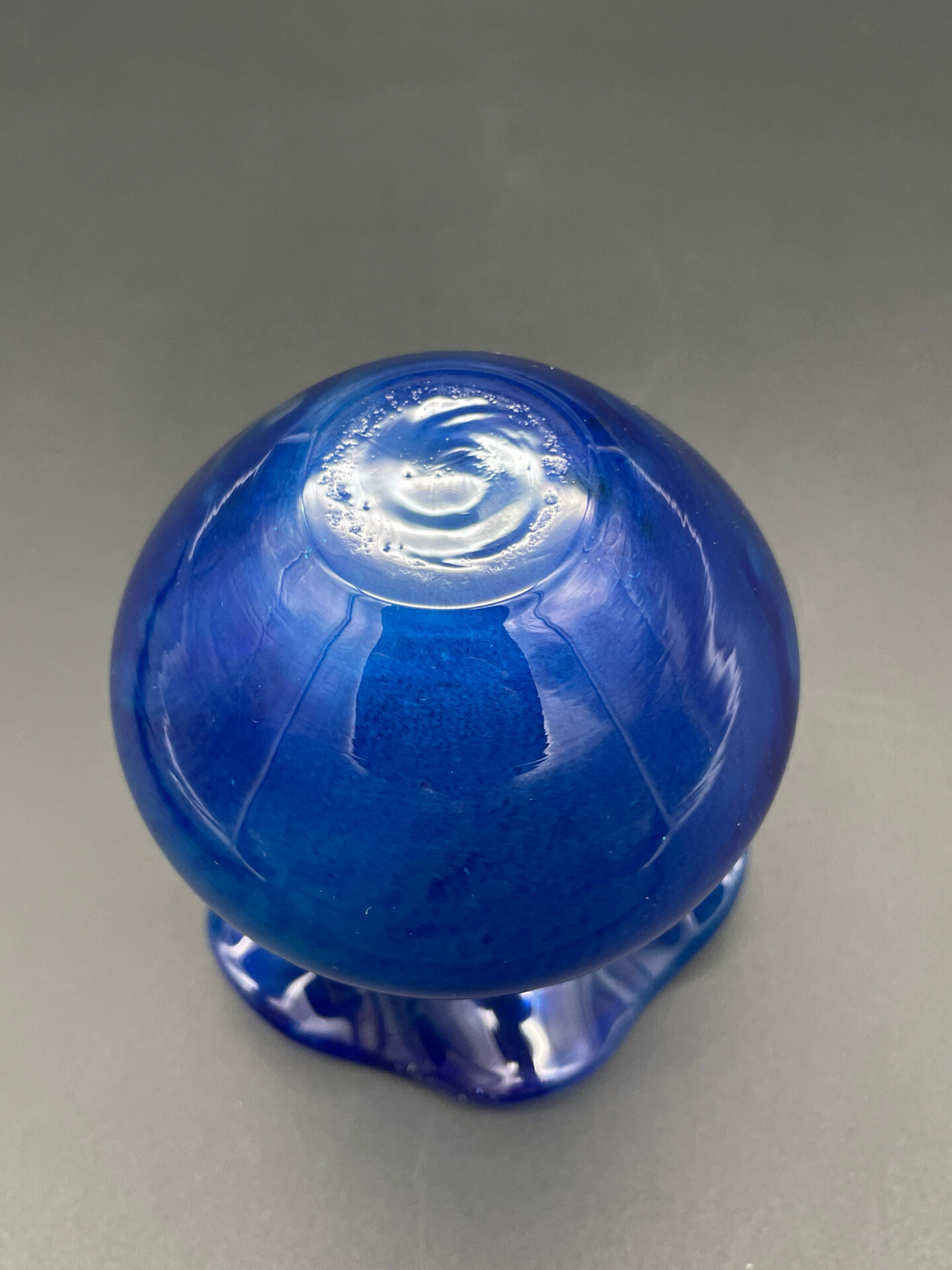 Vase Peter Kaspar en cristal bleu 24 % PbO à bord ondulé
