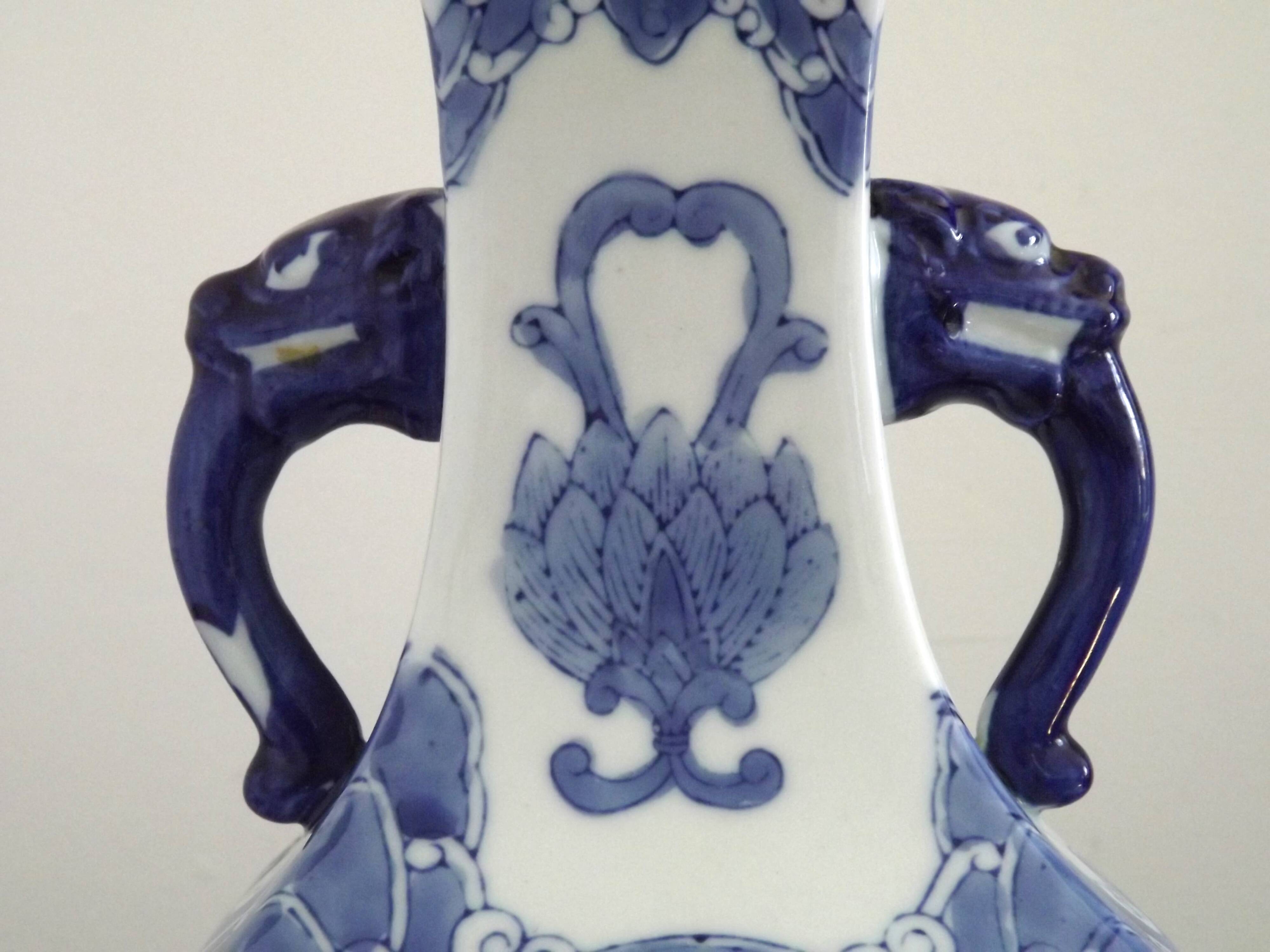 Pied de lampe vintage en porcelaine chinoise à décor d'oiseaux et poignées en lion