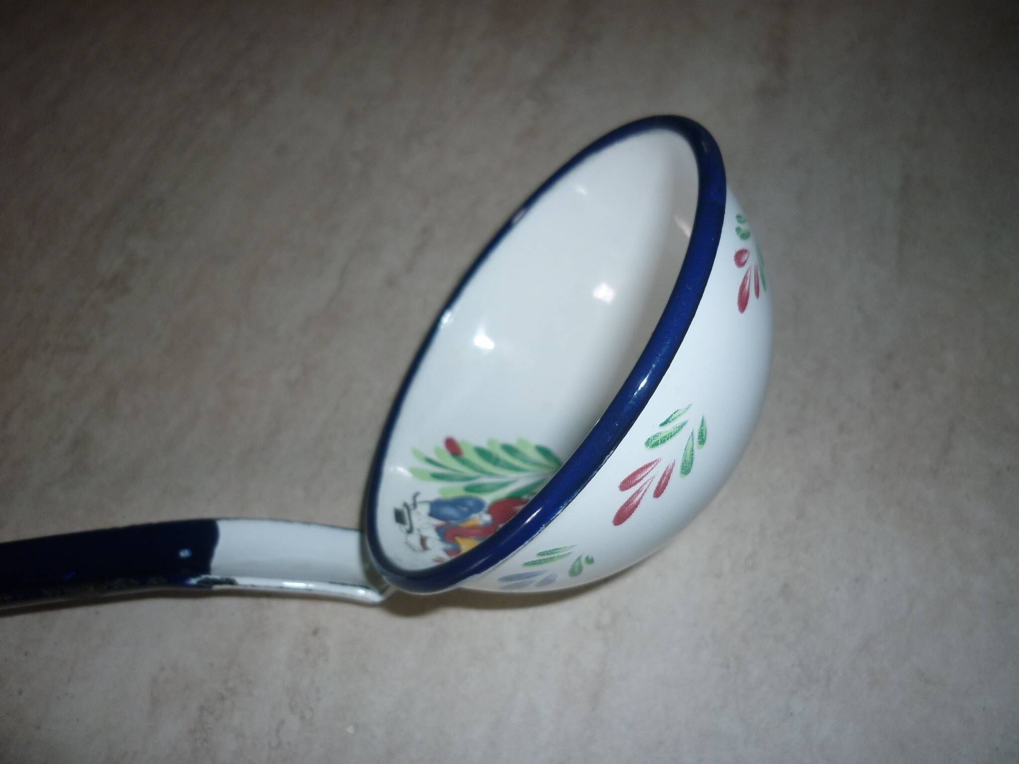 Louche en tôle émaillée