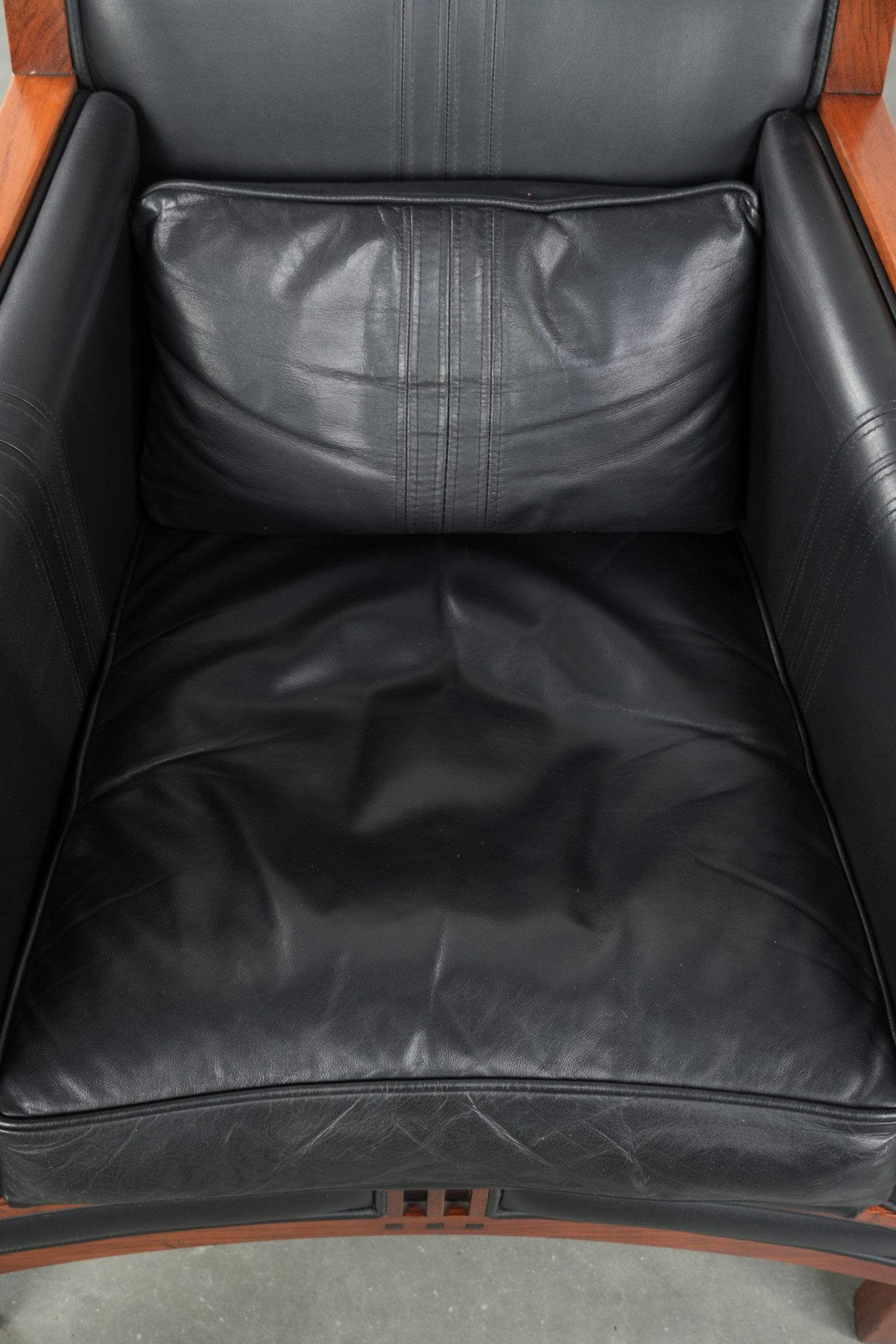 Set of 2 black leather Art Deco design armchairs in good condition