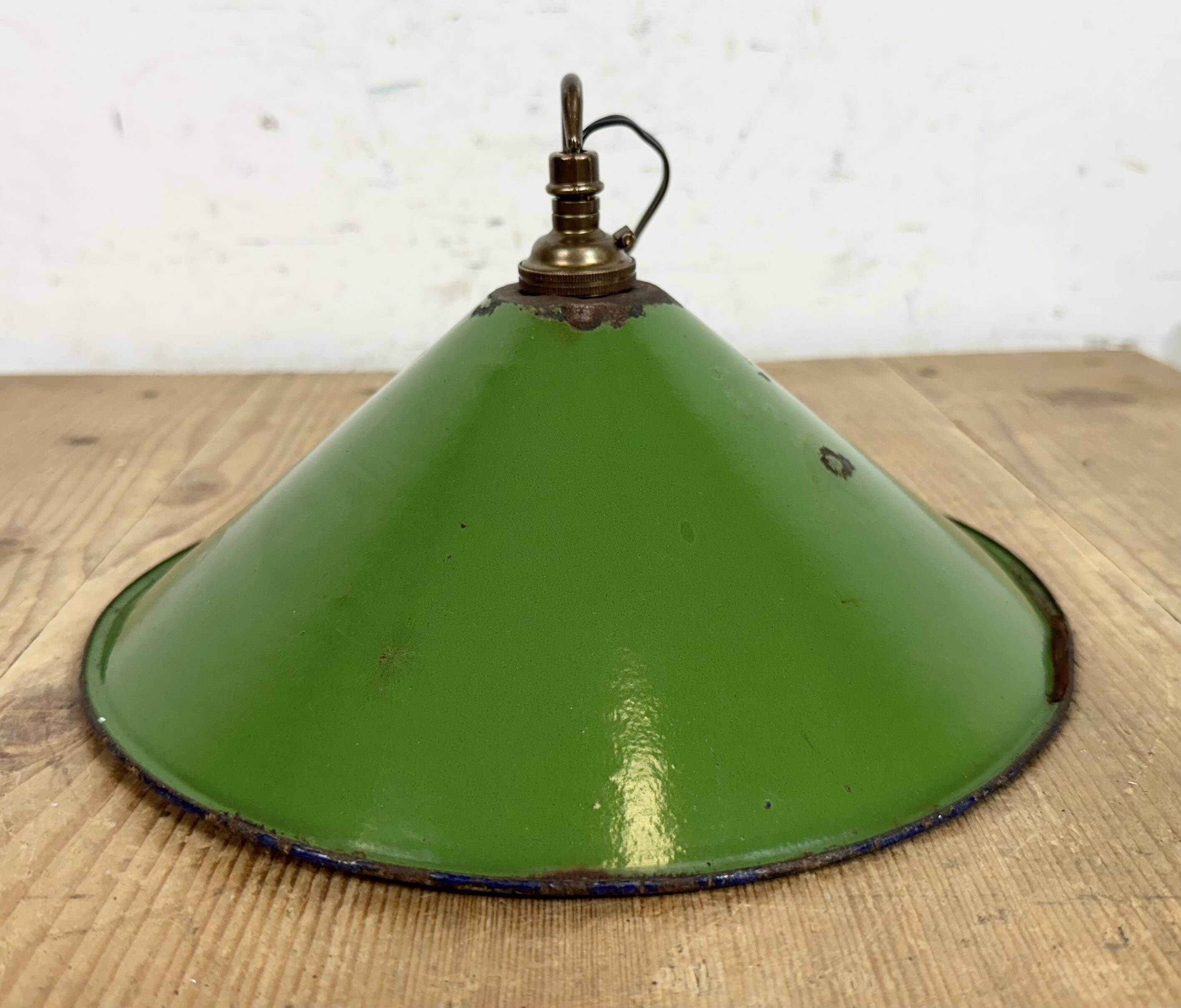Suspension industrielle britannique en émail vert, années 1950