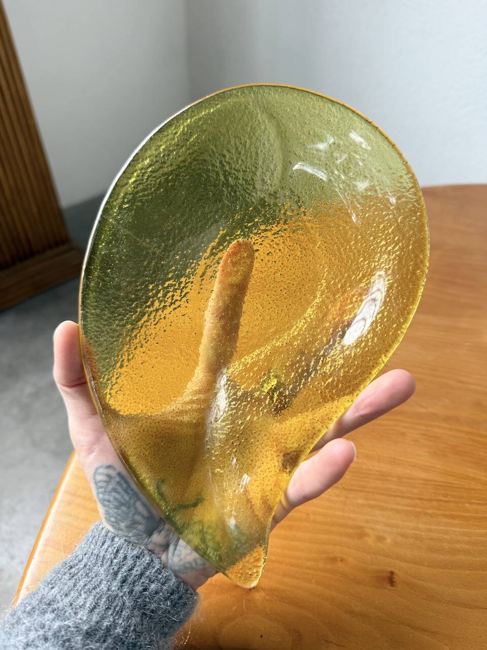 Tables basses en orme formant une goutte