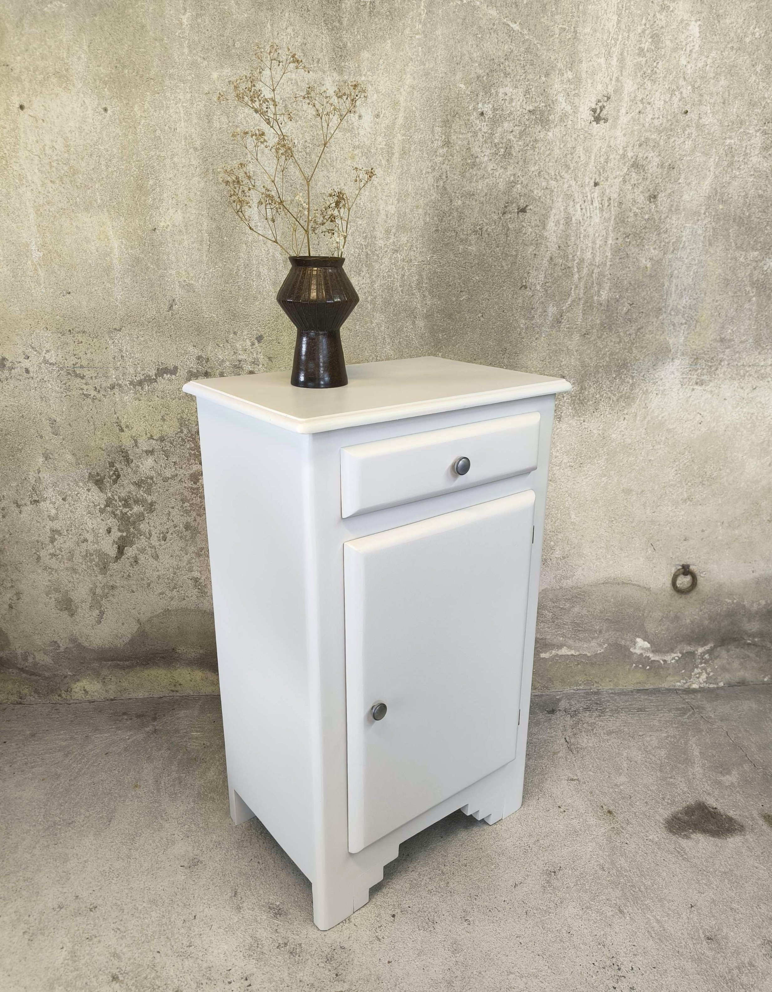 Vintage buffet/confiturier in white/greige painted wood.