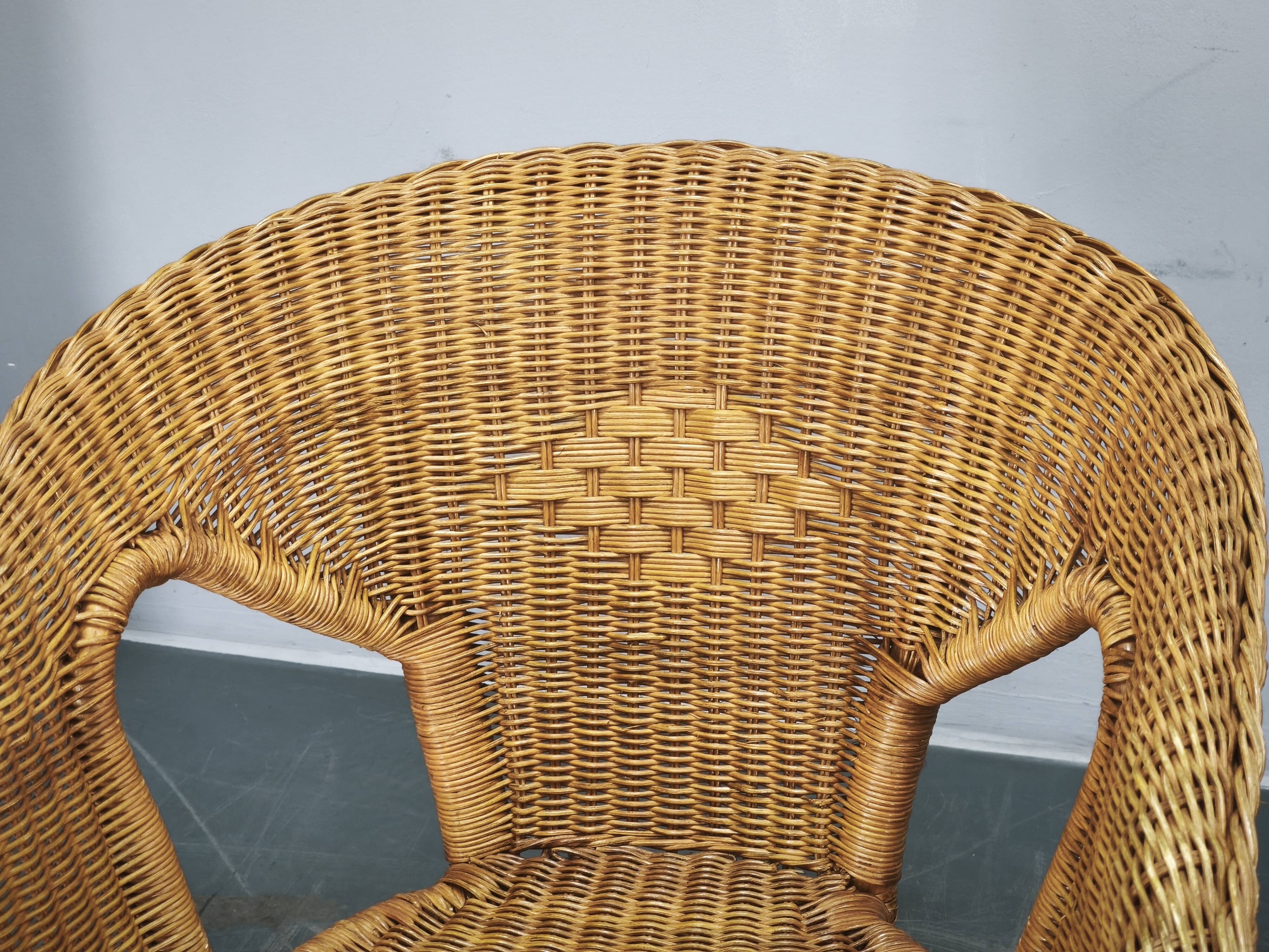 Ensemble de salon en rotin et osier italien des années 1950, quatre fauteuils et une table.