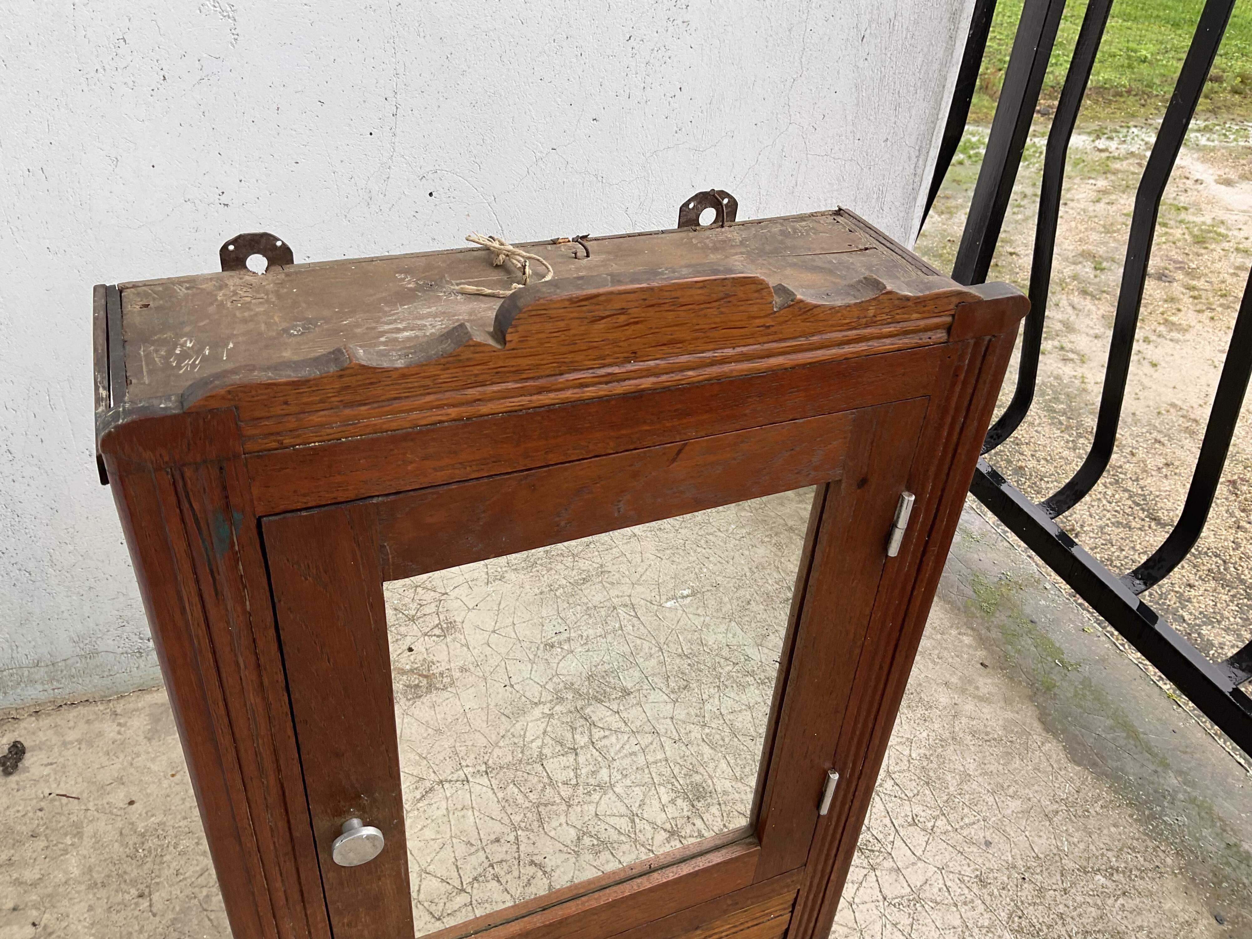 Armoire à pharmacie