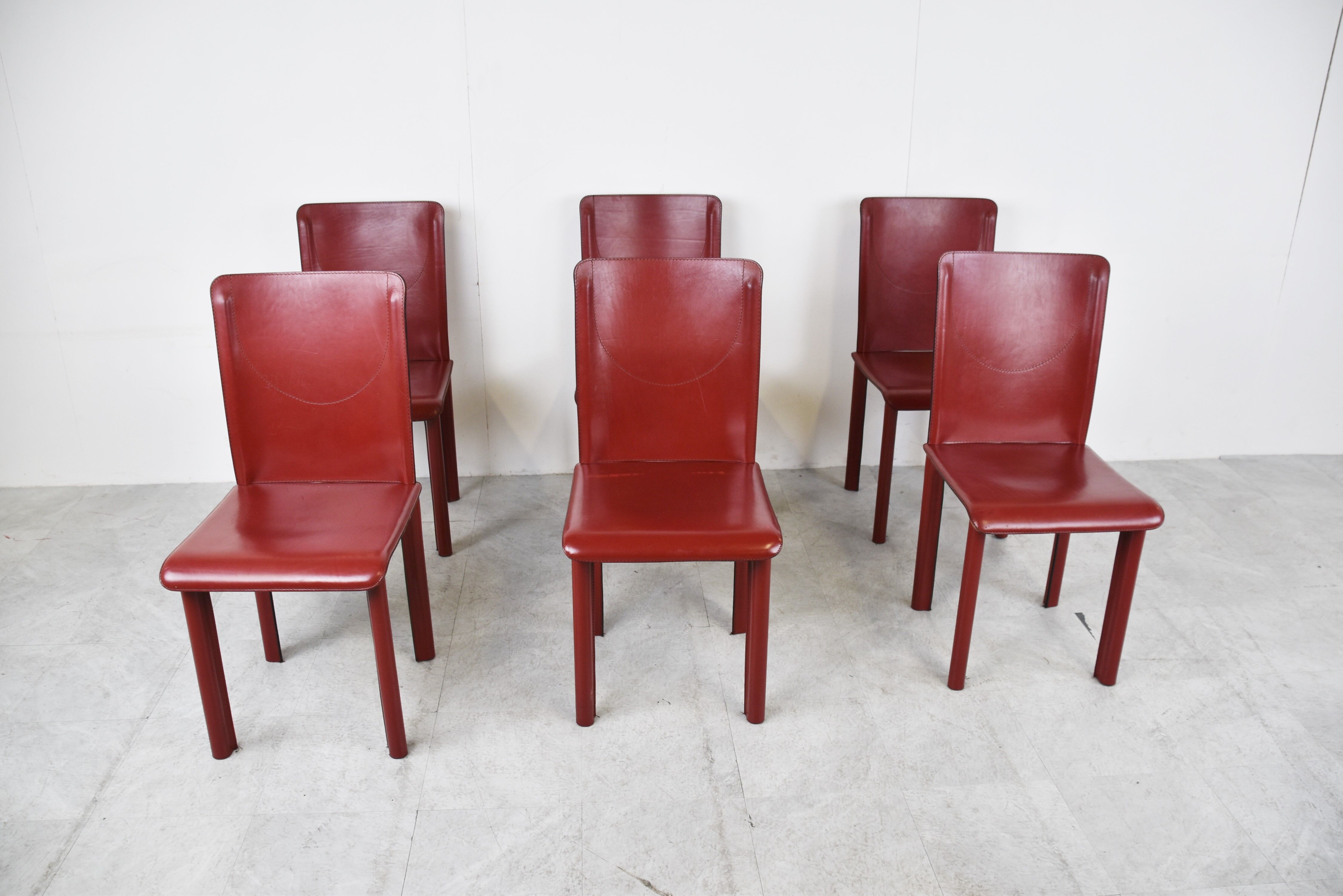 Lot de 6 chaises de salle à manger en cuir rouge fabriquées en Italie, années 1980