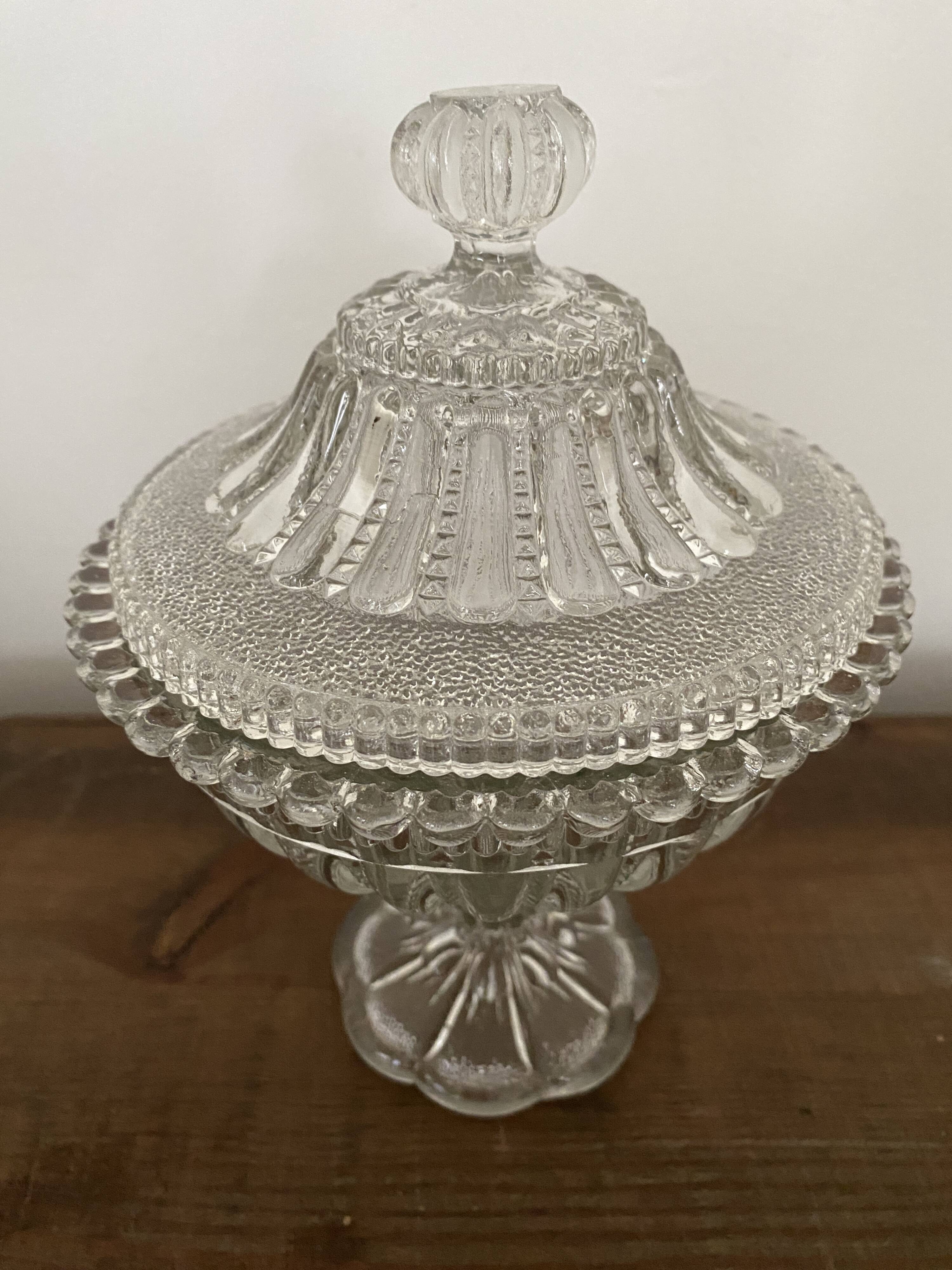 Bonbonniere, drageoire, sugar bowl in vintage molded and cut crystal