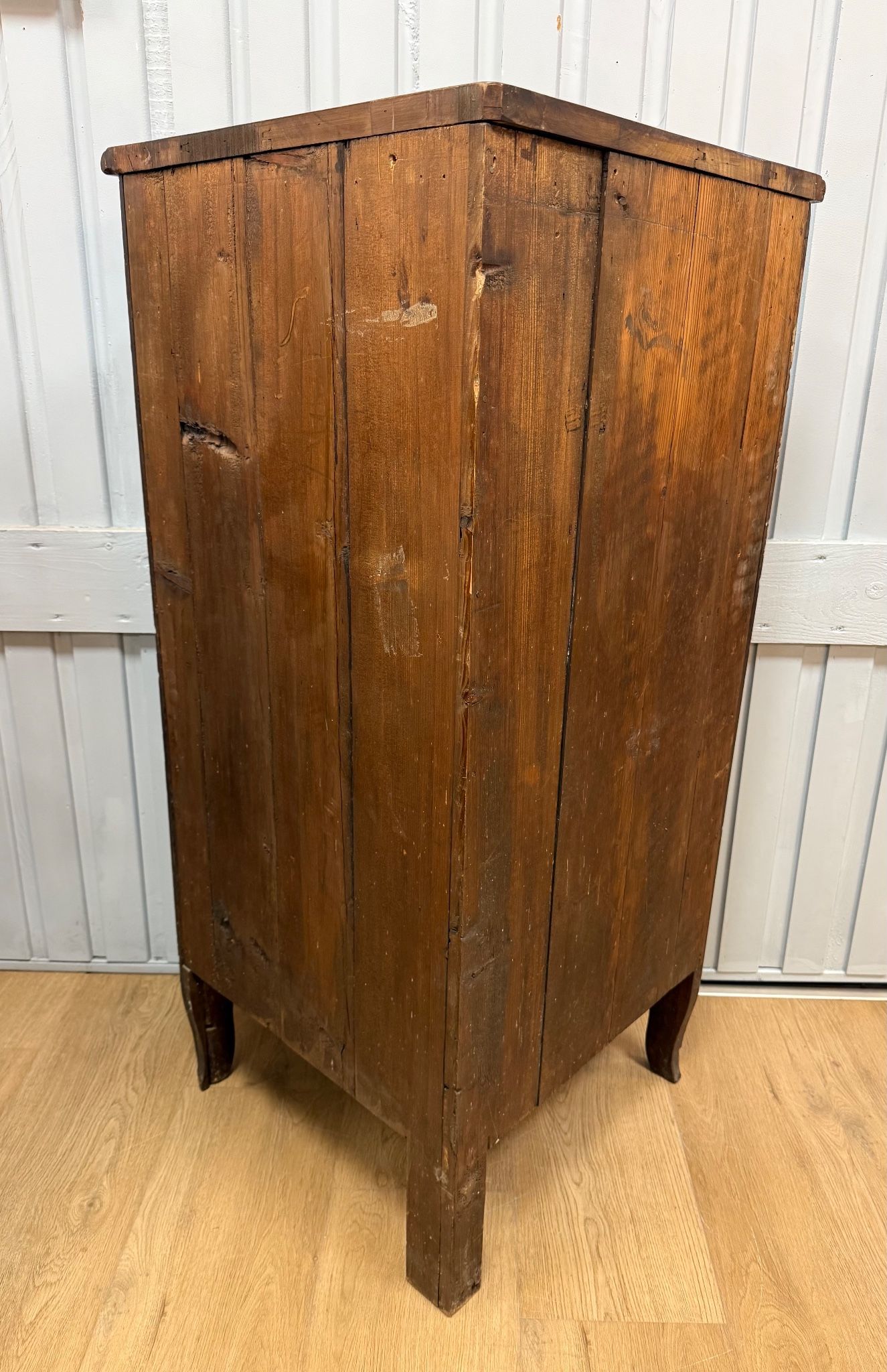 Corner cabinet in walnut in the Louis XV style.