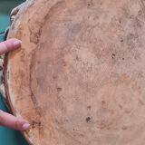 Cache-pot en pierre blanche rond avec une farandole de anges