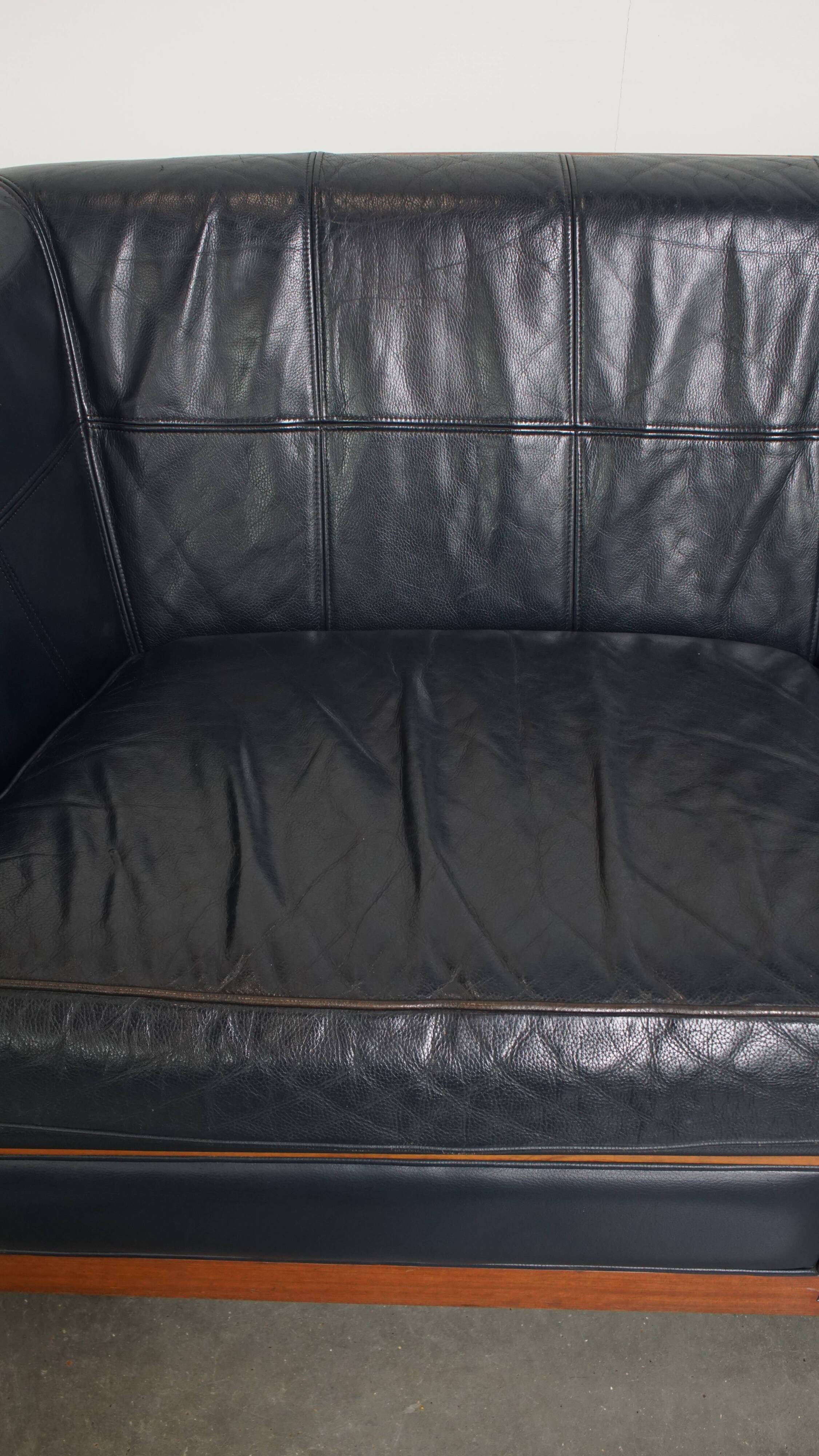 Canapé Art Déco 2,5 places avec boiseries et cuir de vachette bleu foncé