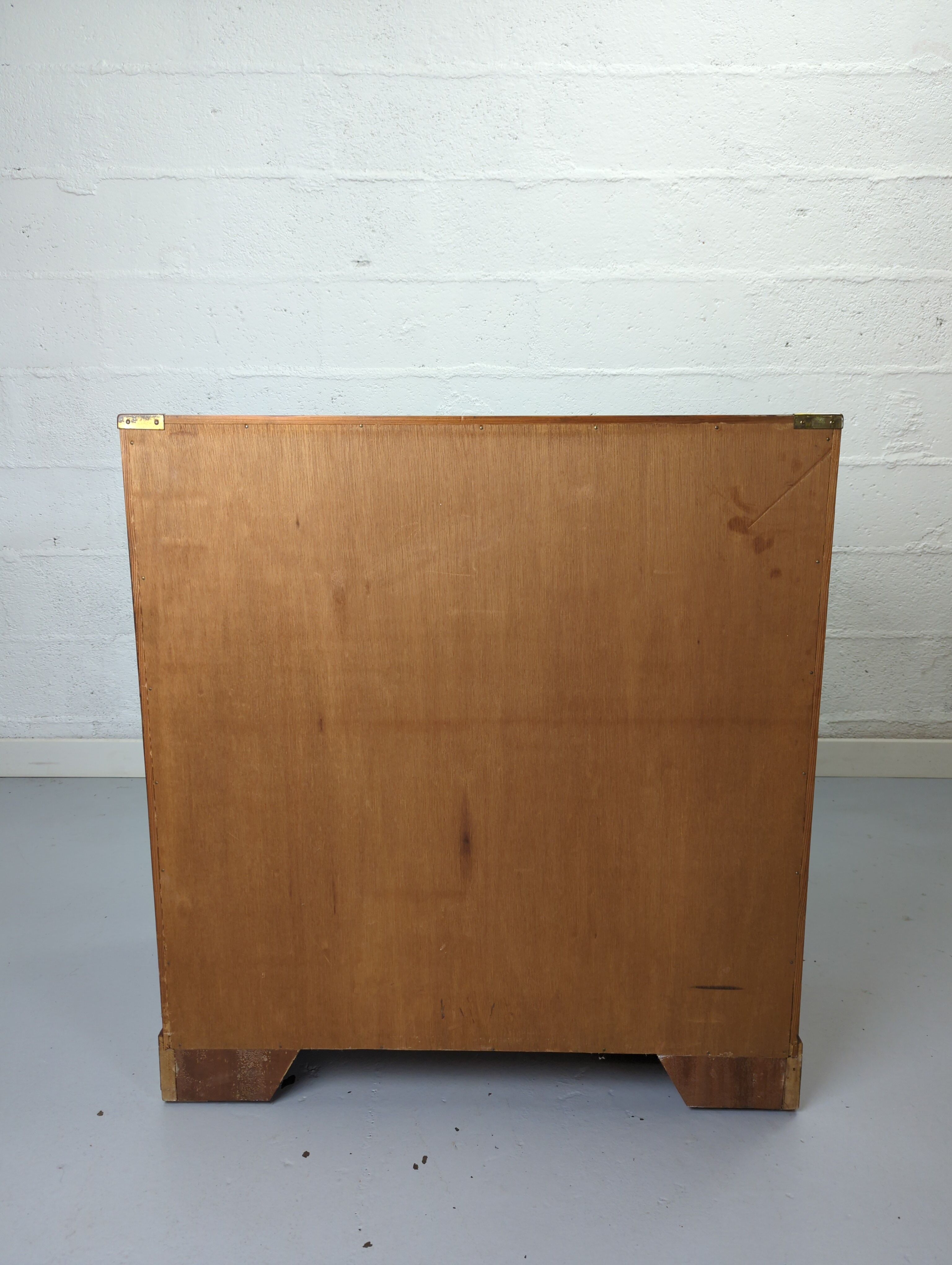 Commode marine secretary