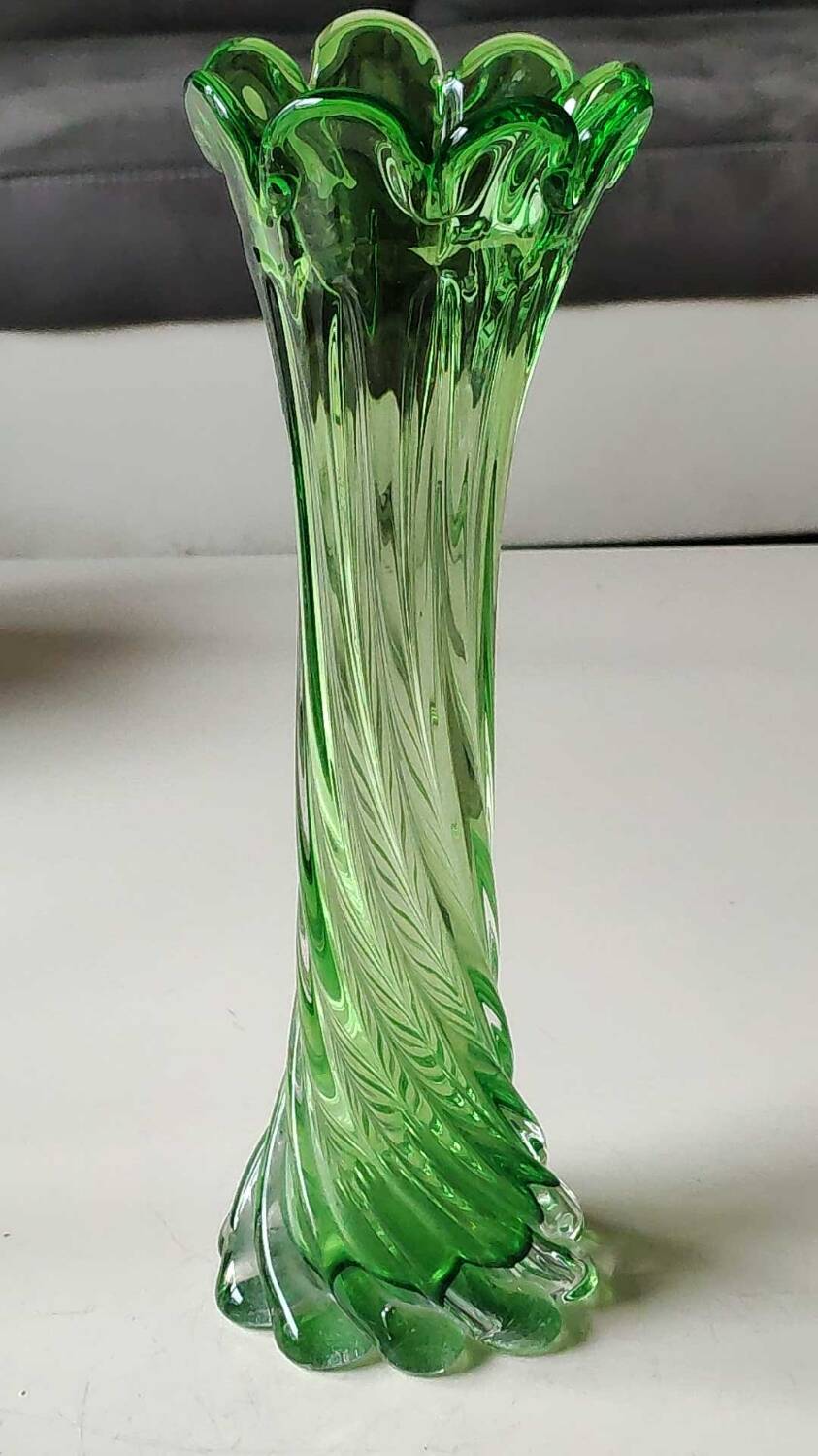 Murano style vase, in art glass. With twisted design/scalloped neck/27 cm