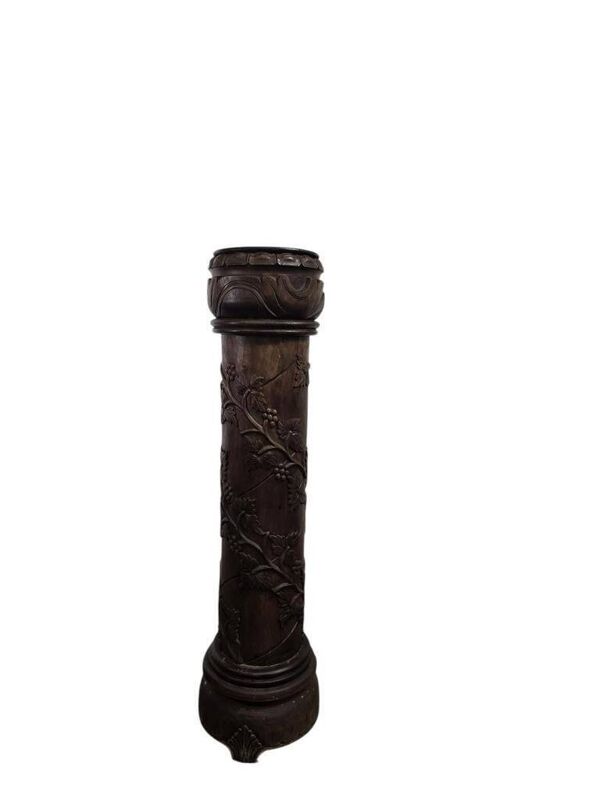 Colonne en bois vintage avec sculpture