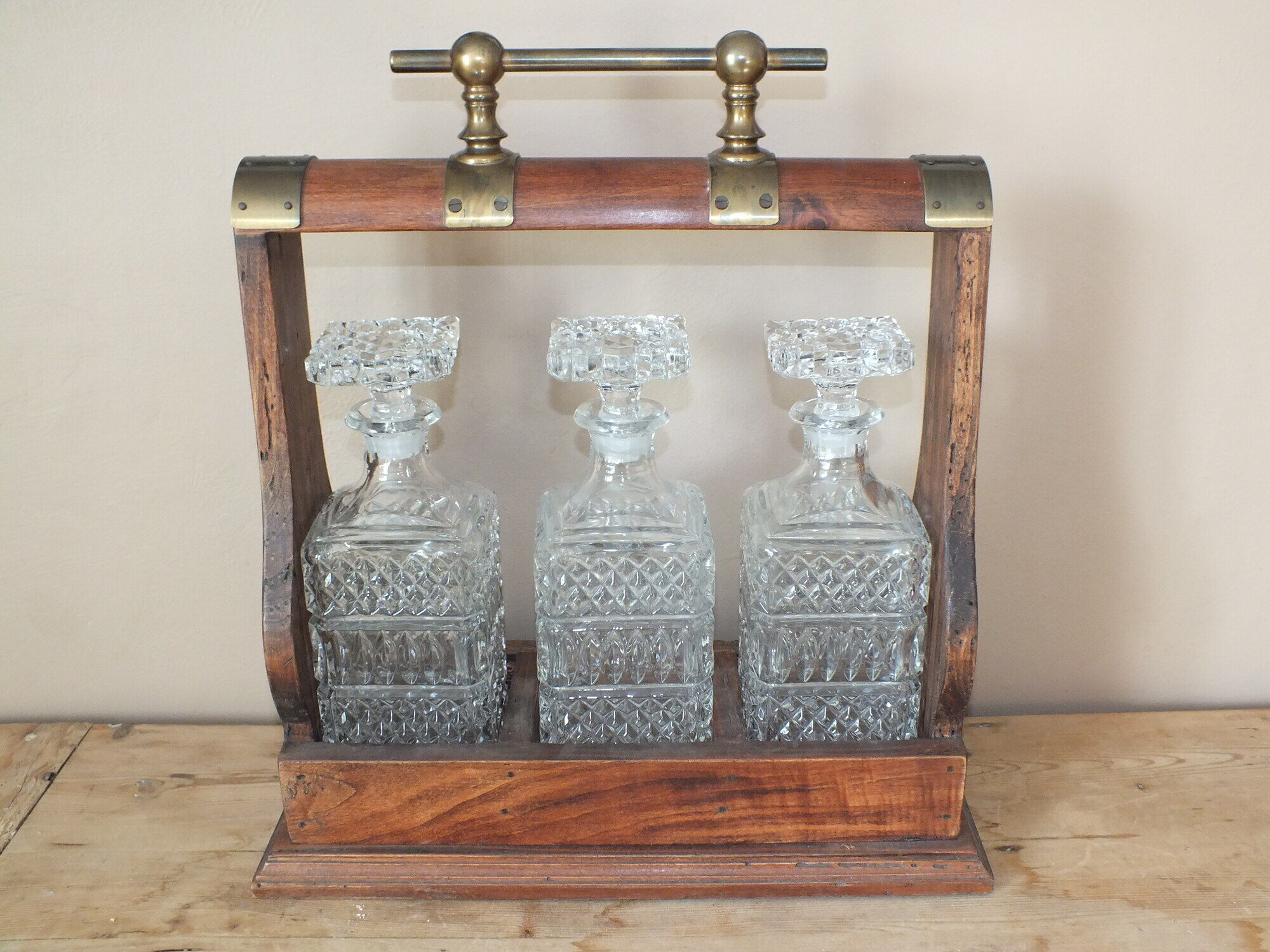 Tantalus - Bottle-carrying liquor cellar with 3 crystal decanters