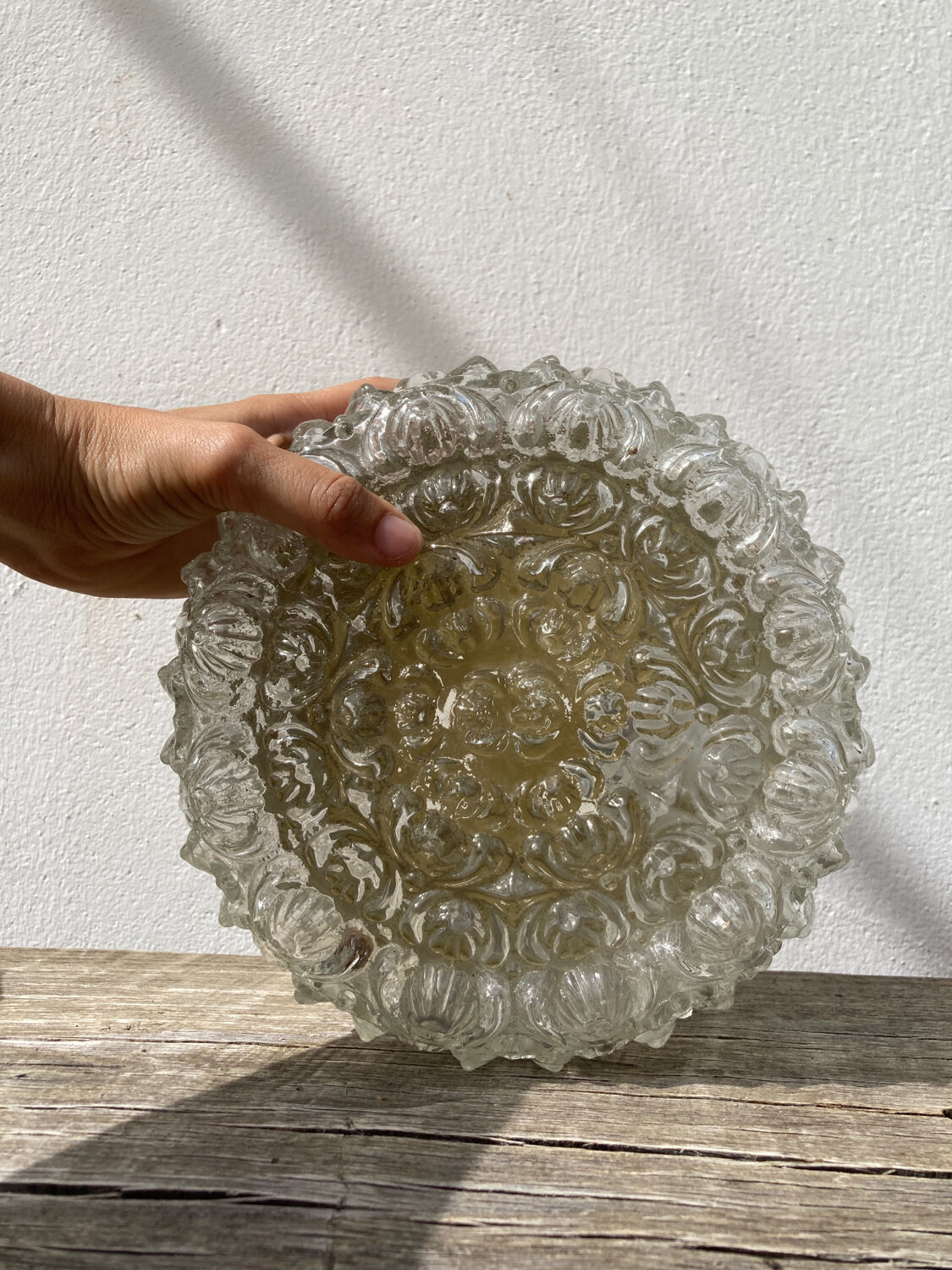 Paire appliques ou plafonniers en verre ciselé transparente et metal doré ronde vintage 1970