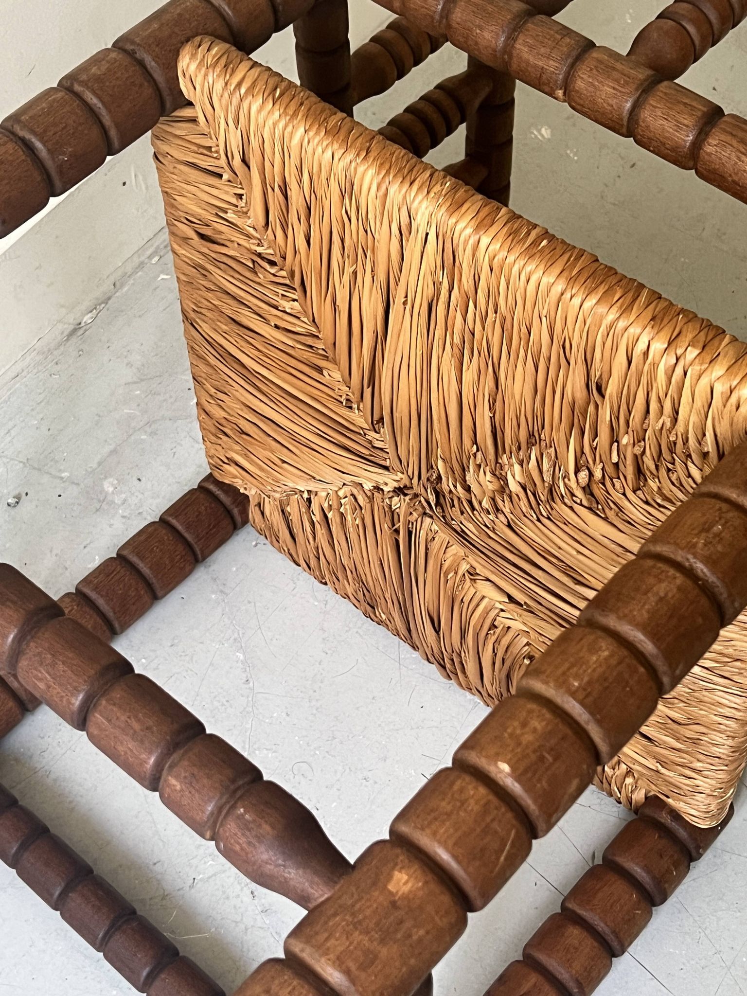 Chaise paillée d'angle "coin de feu" en bois tourné et perlé