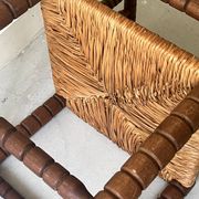 Chaise paillée d'angle "coin de feu" en bois tourné et perlé