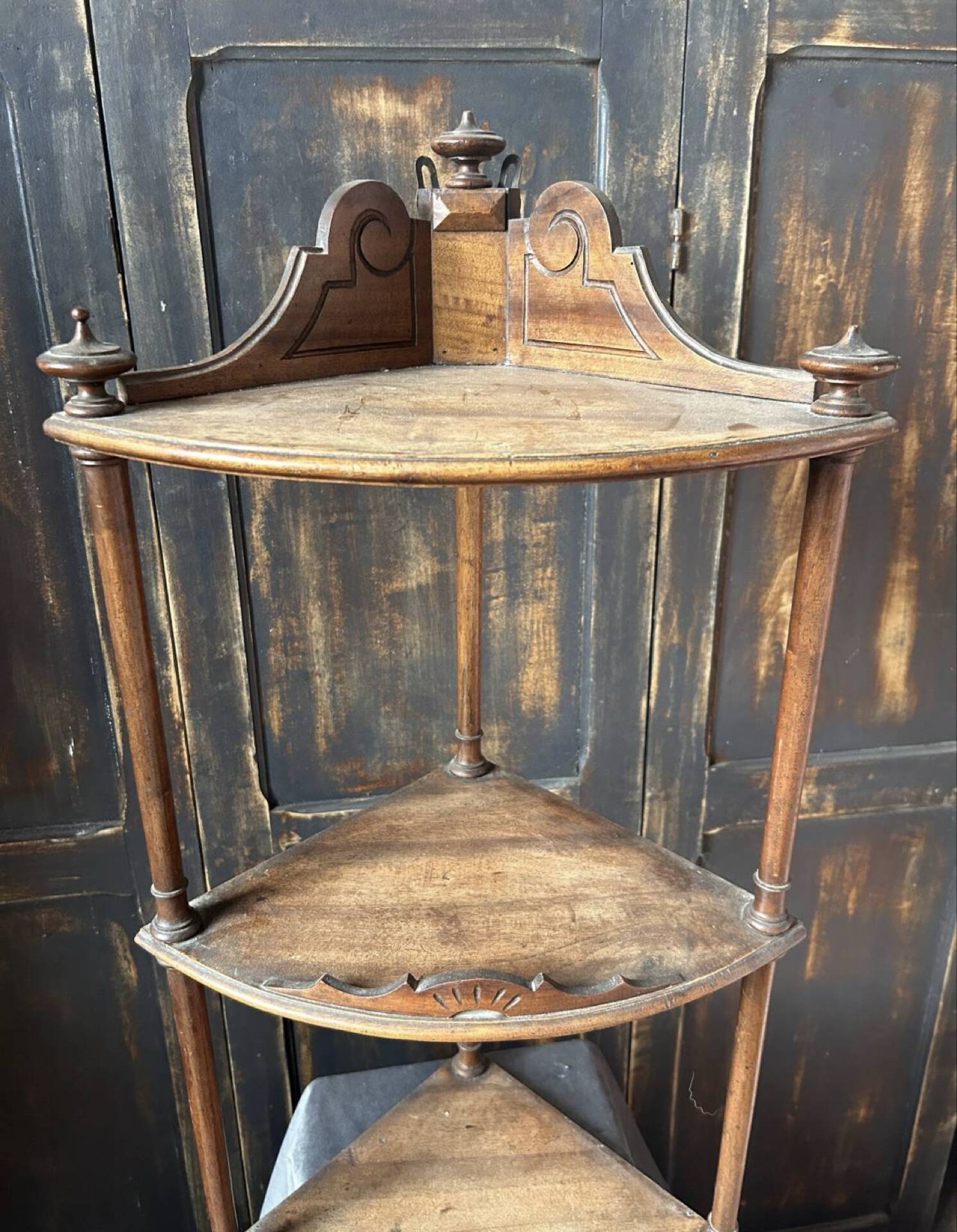 Small 19th-century corner shelf in walnut – beautiful cabinetmaking work.