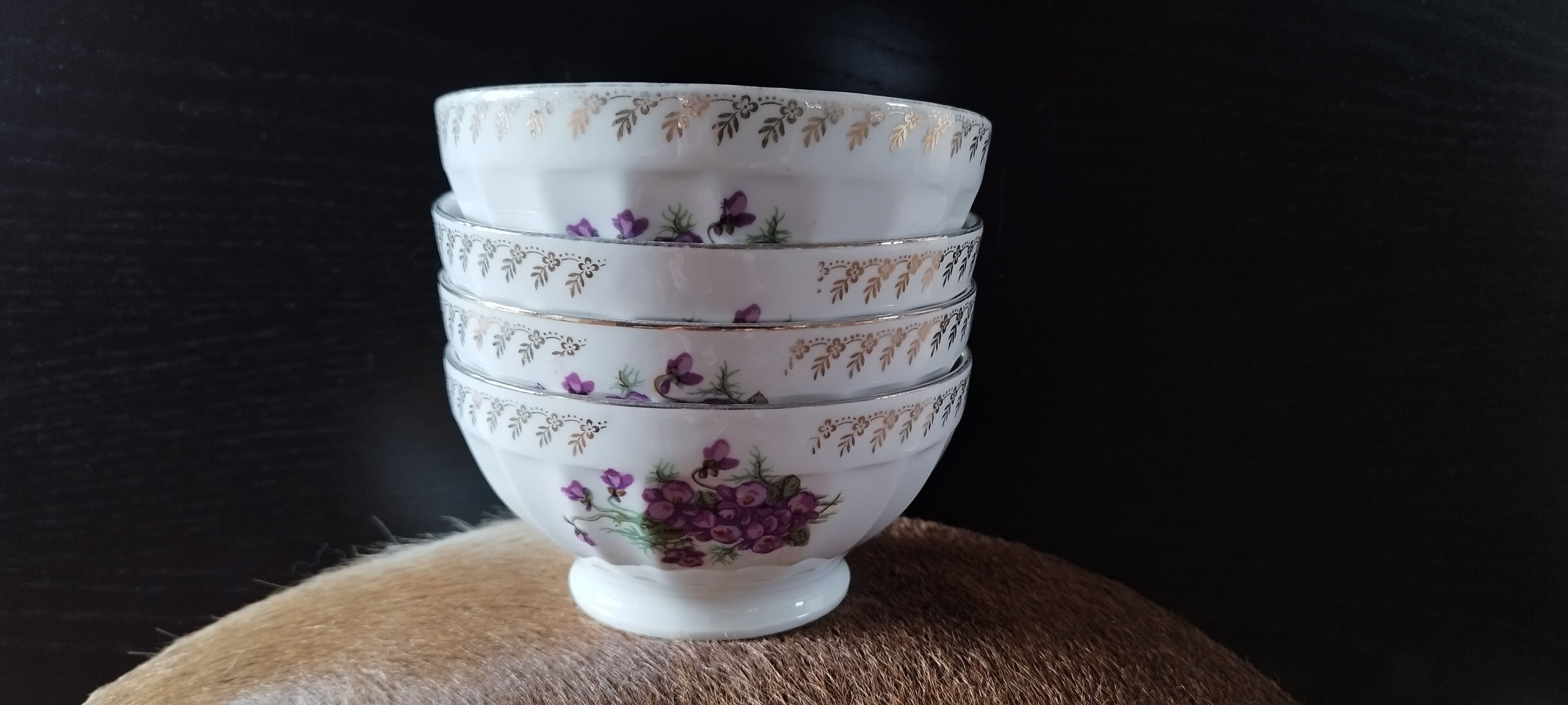 Set of 4 bowls purple porcelain decoration