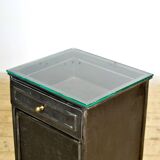 Ensemble de tables de chevet en fer et verre, années 1900