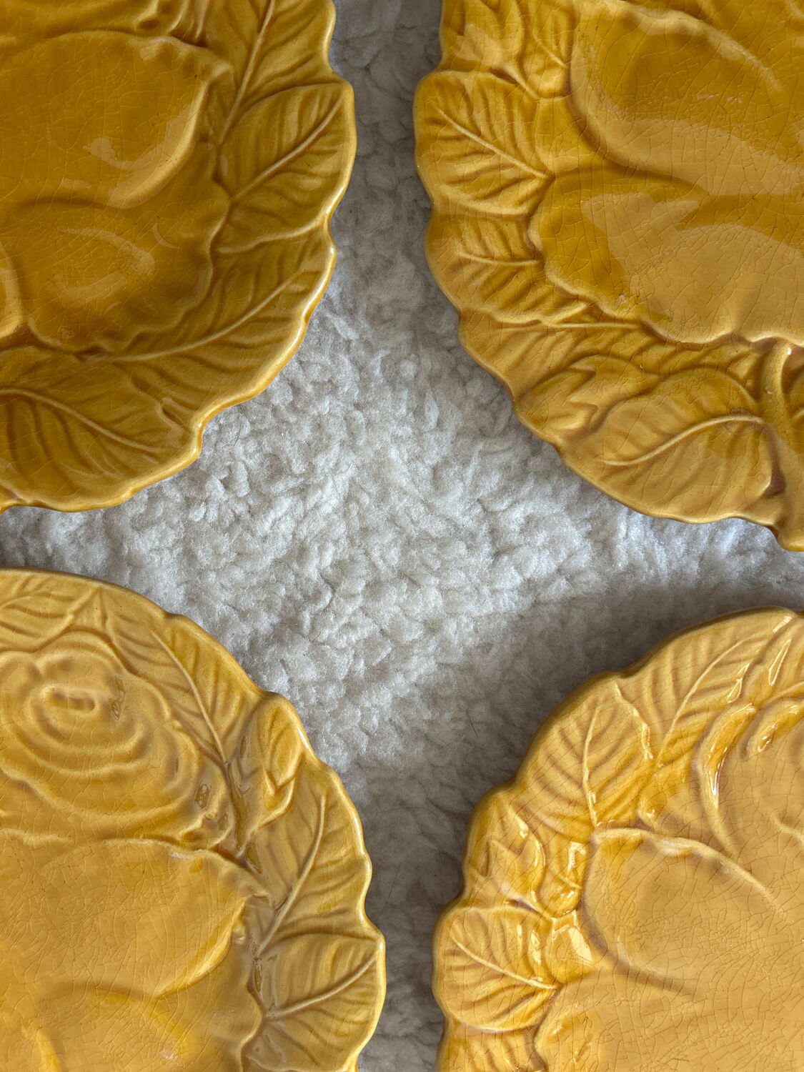 4 flat ceramic plates Barbotine