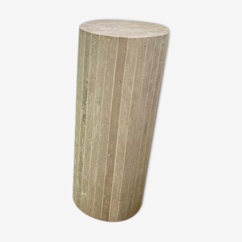 Majestia ribbed column in natural travertine