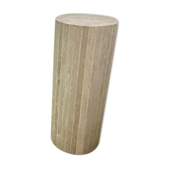 Majestia ribbed column in natural travertine