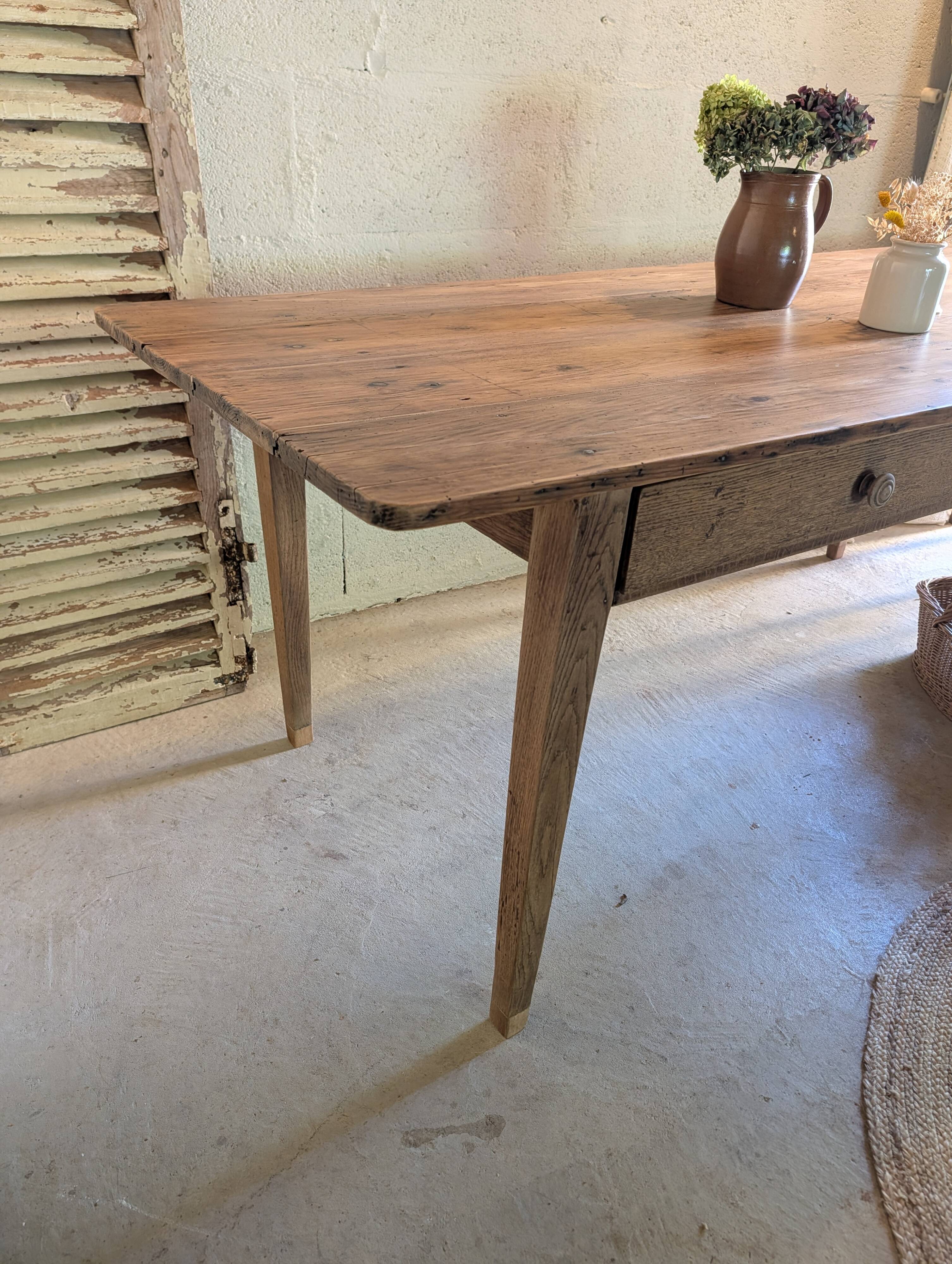 Ancienne table de ferme rénovée