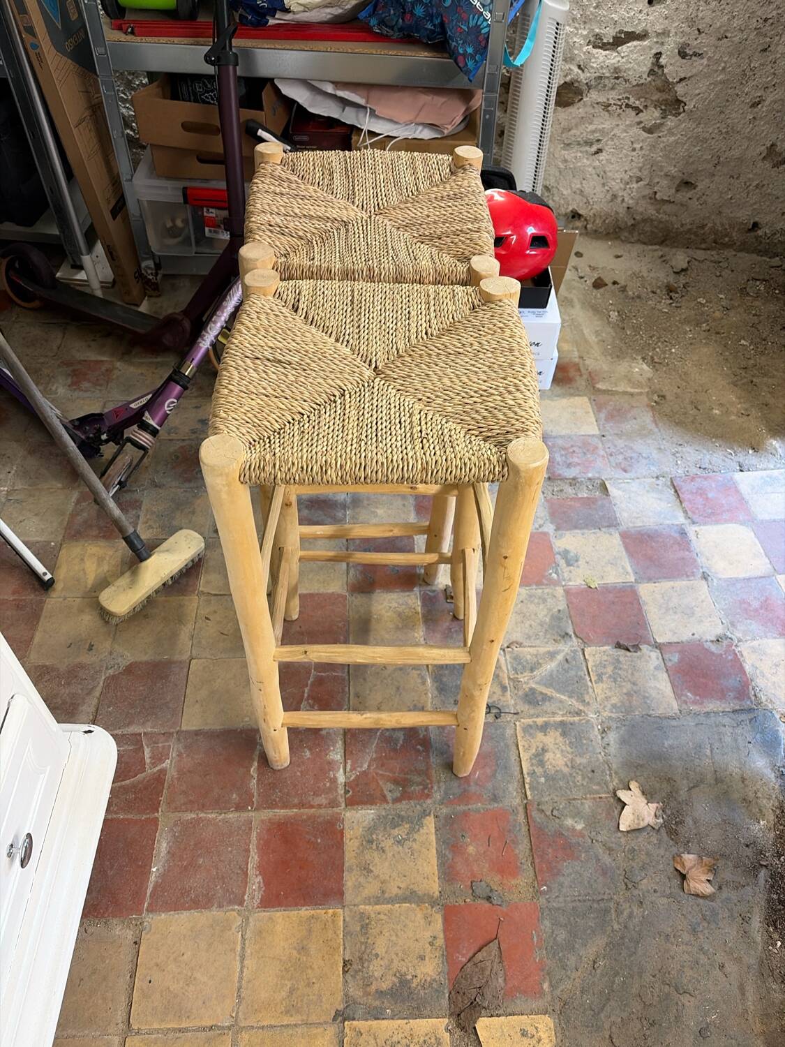 Lot de 2 tabourets en bois – assise paillée