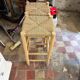 Lot de 2 tabourets en bois – assise paillée