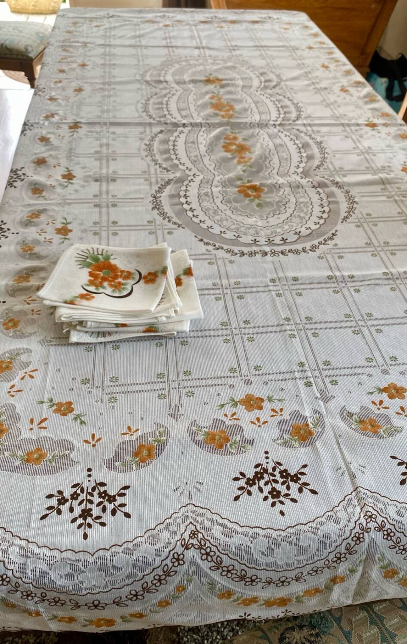 Vintage tablecloth and 6 napkins