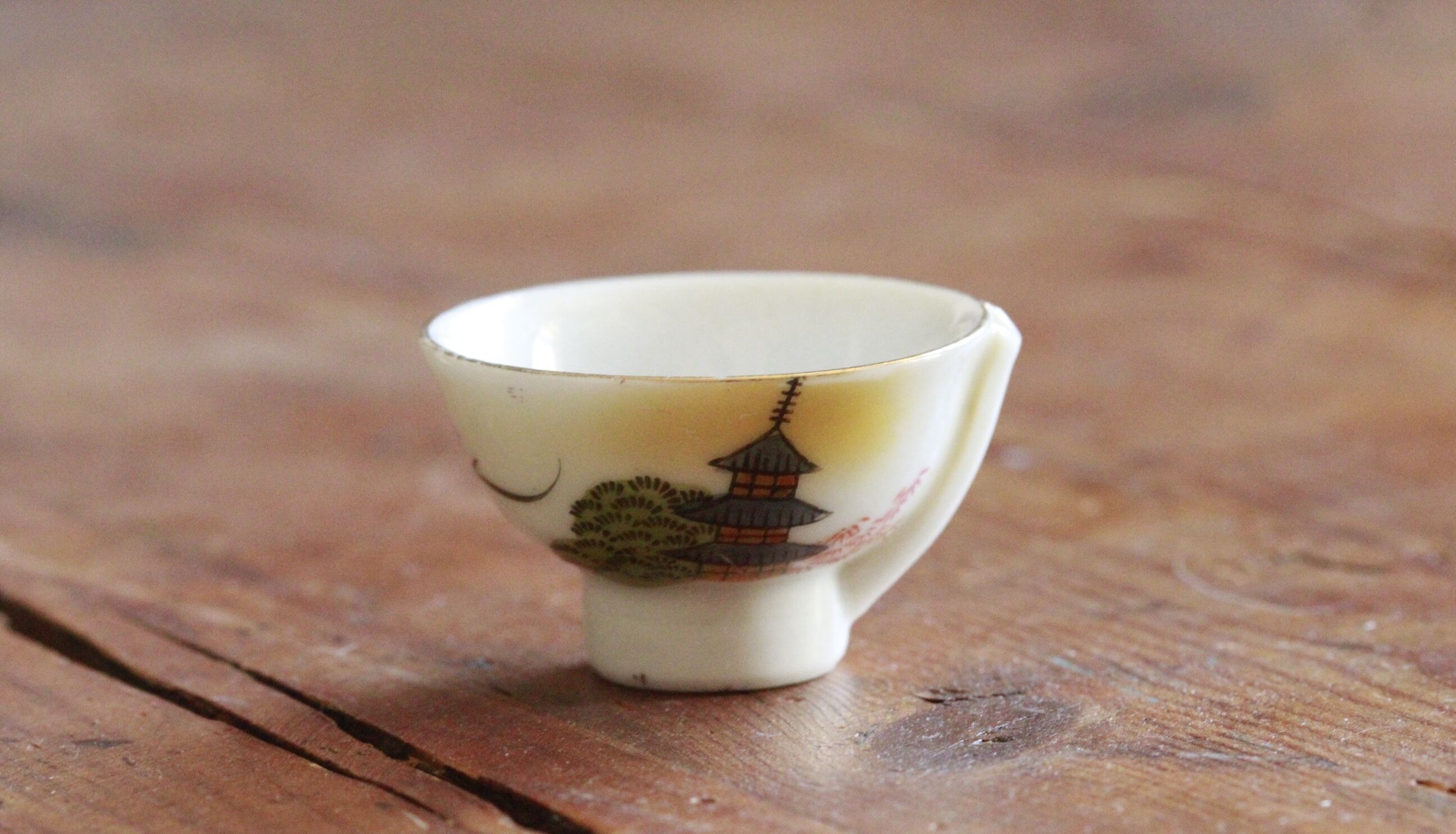 Sake glasses whistling