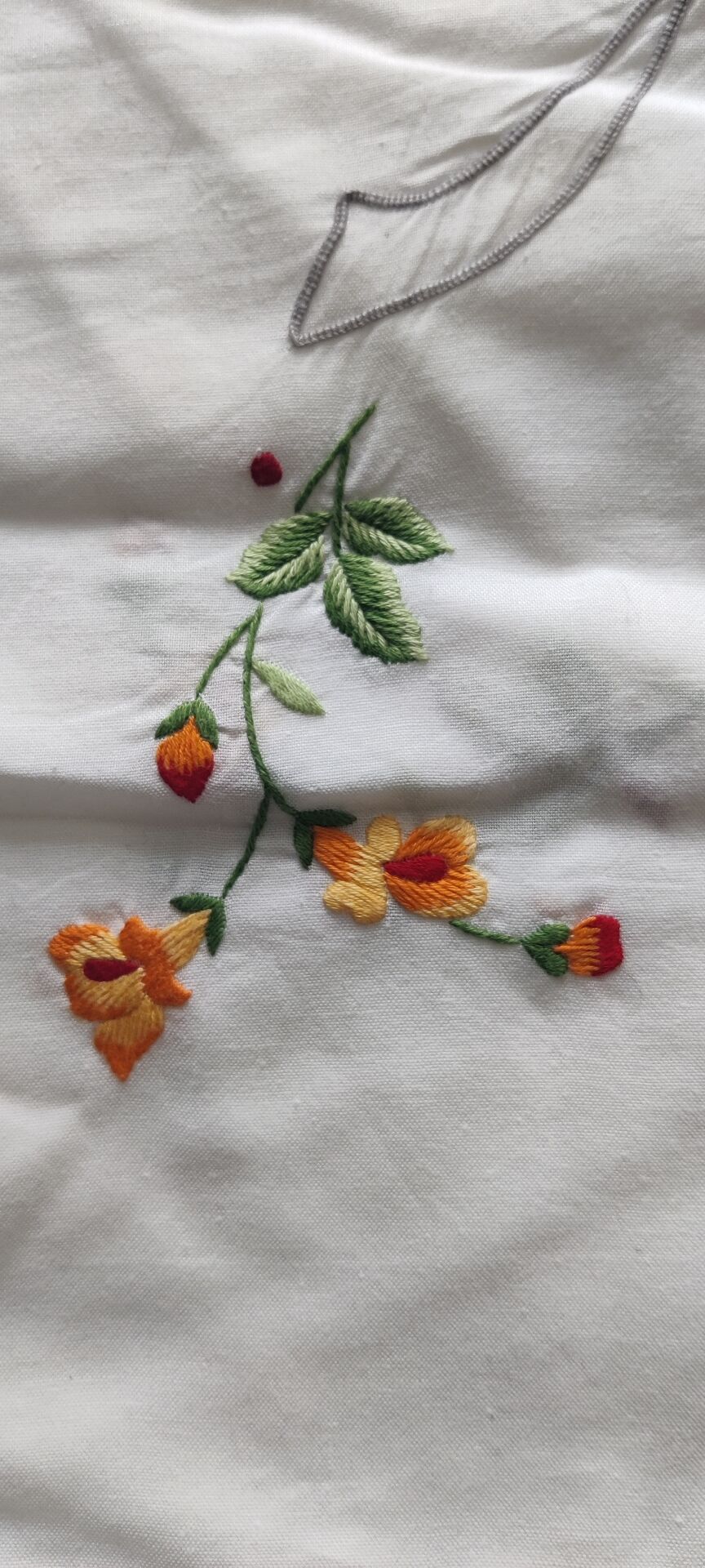 Embroidered tablecloth with its 12 napkins.