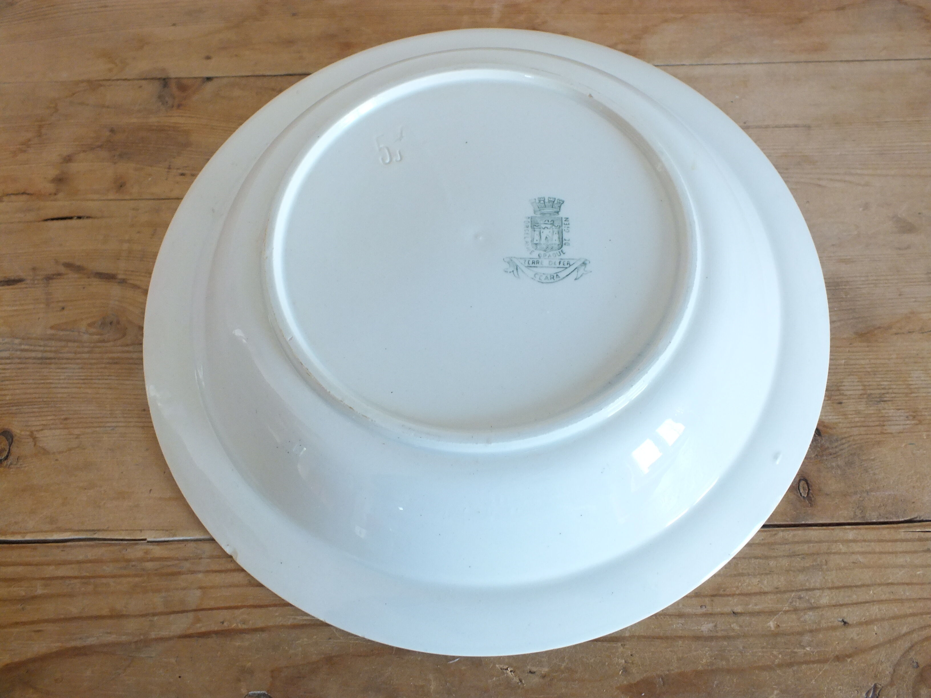 Hollow dish in Iron Terra Gien service Clara