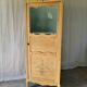 Armoire sculptée et vitrée