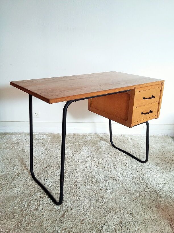 Minimalist vintage desk of the 1950s