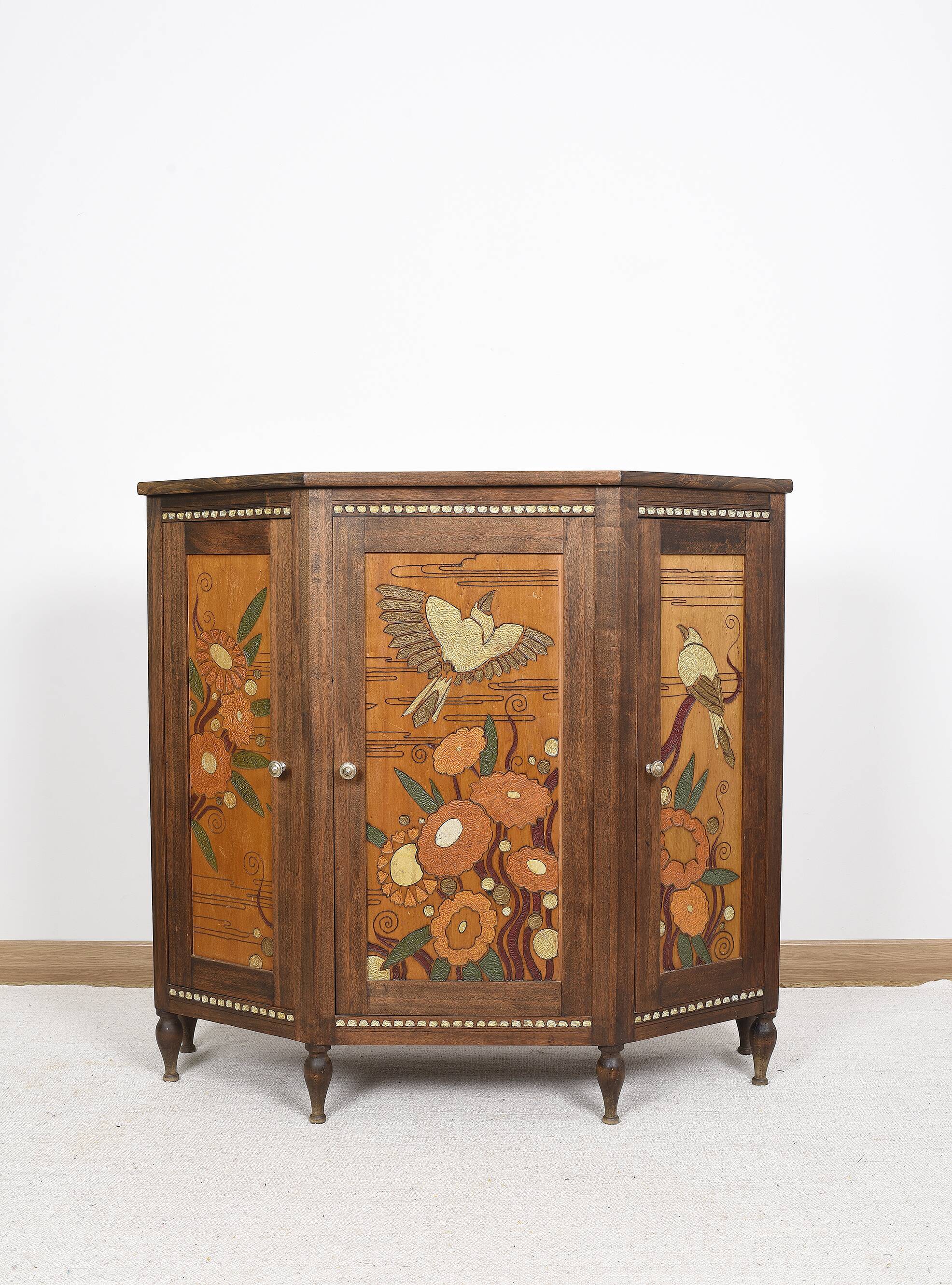 Buffet ou armoire d'angle, à 3 faces, en bois massif, sculpté et peint.