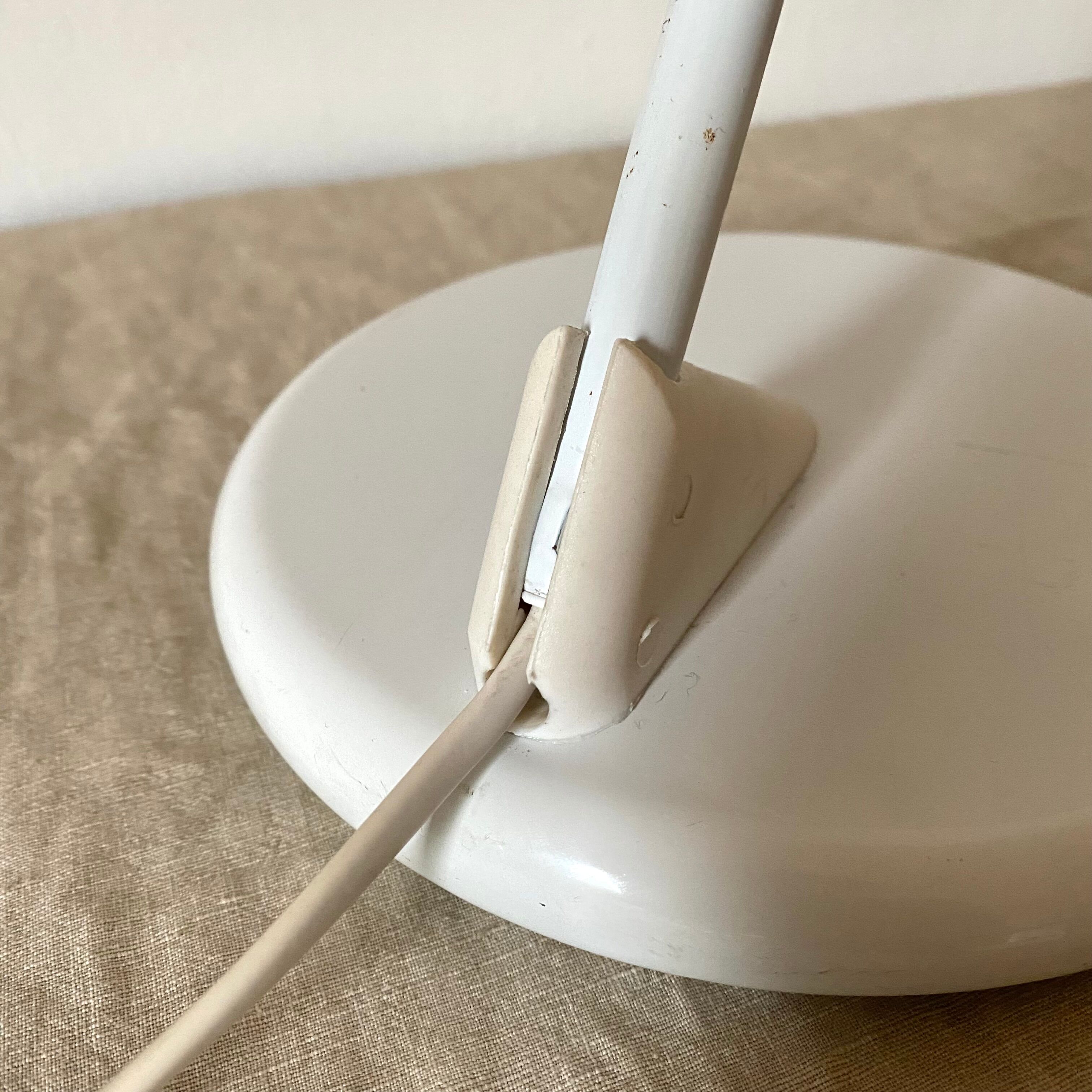 Seneca 80s desk lamp