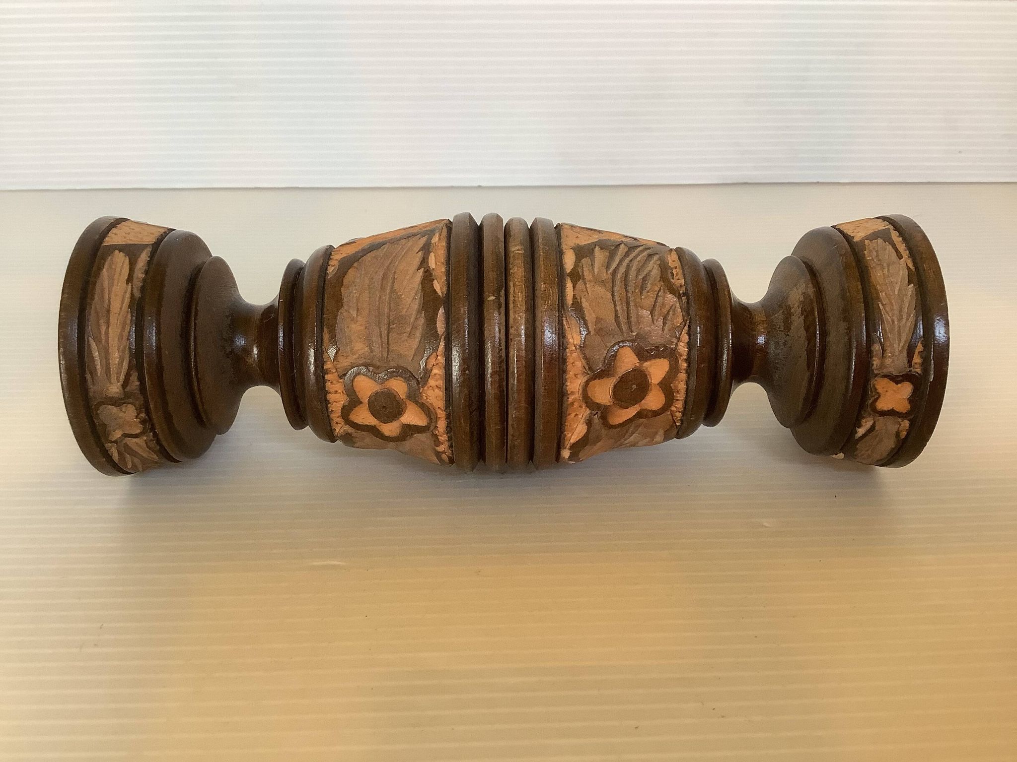 Paire de bougeoirs en bois sculpté