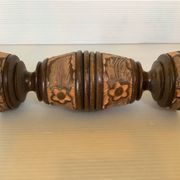 Paire de bougeoirs en bois sculpté