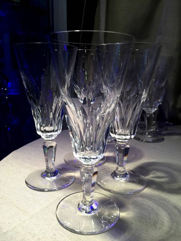 Suite de 16 flûtes à champagne en cristal Baccarat modèle Carcassonne