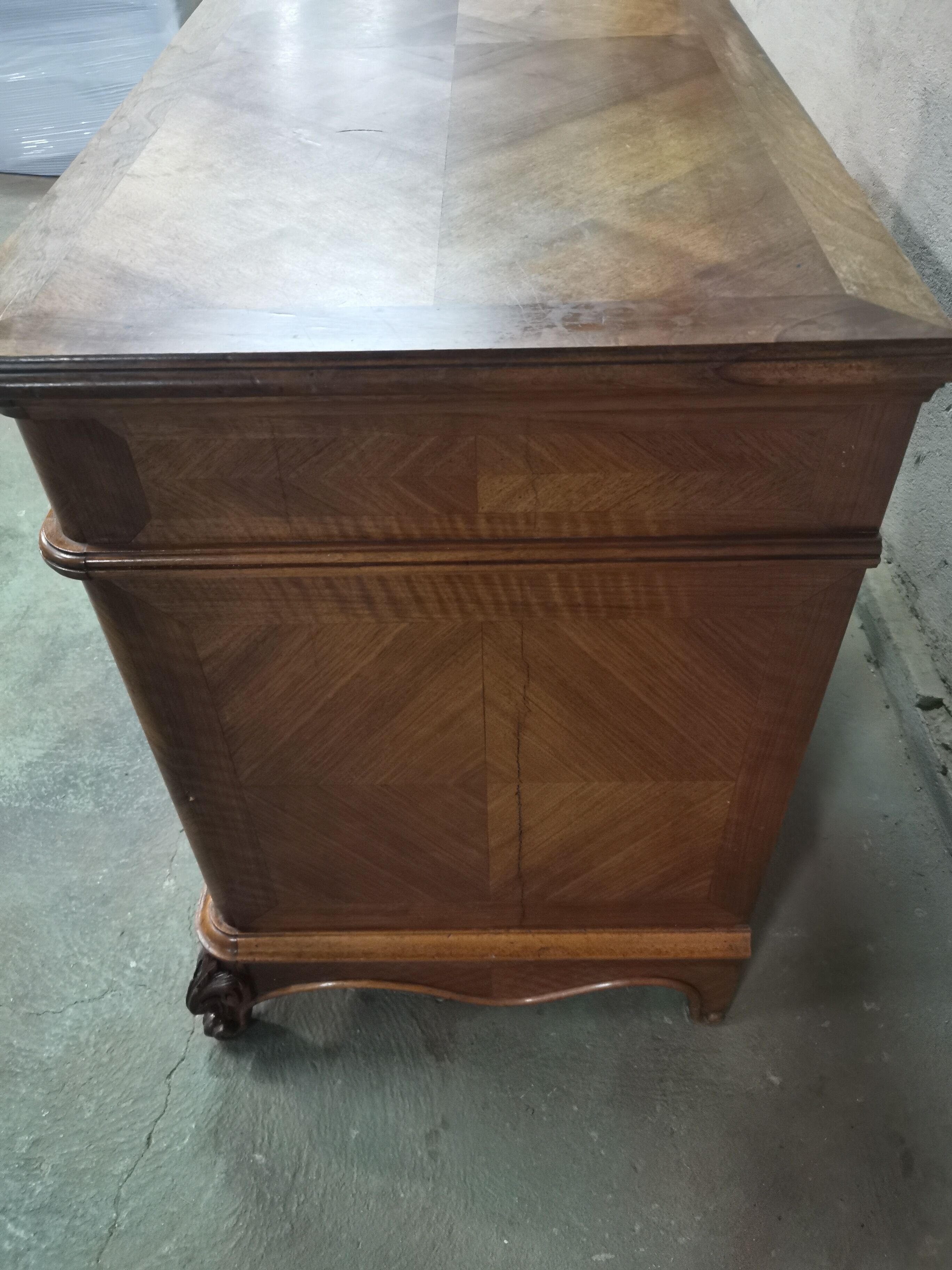 Commode à tiroirs style Louis XV en noyer et plaquée noyer