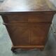 Commode à tiroirs style Louis XV en noyer et plaquée noyer