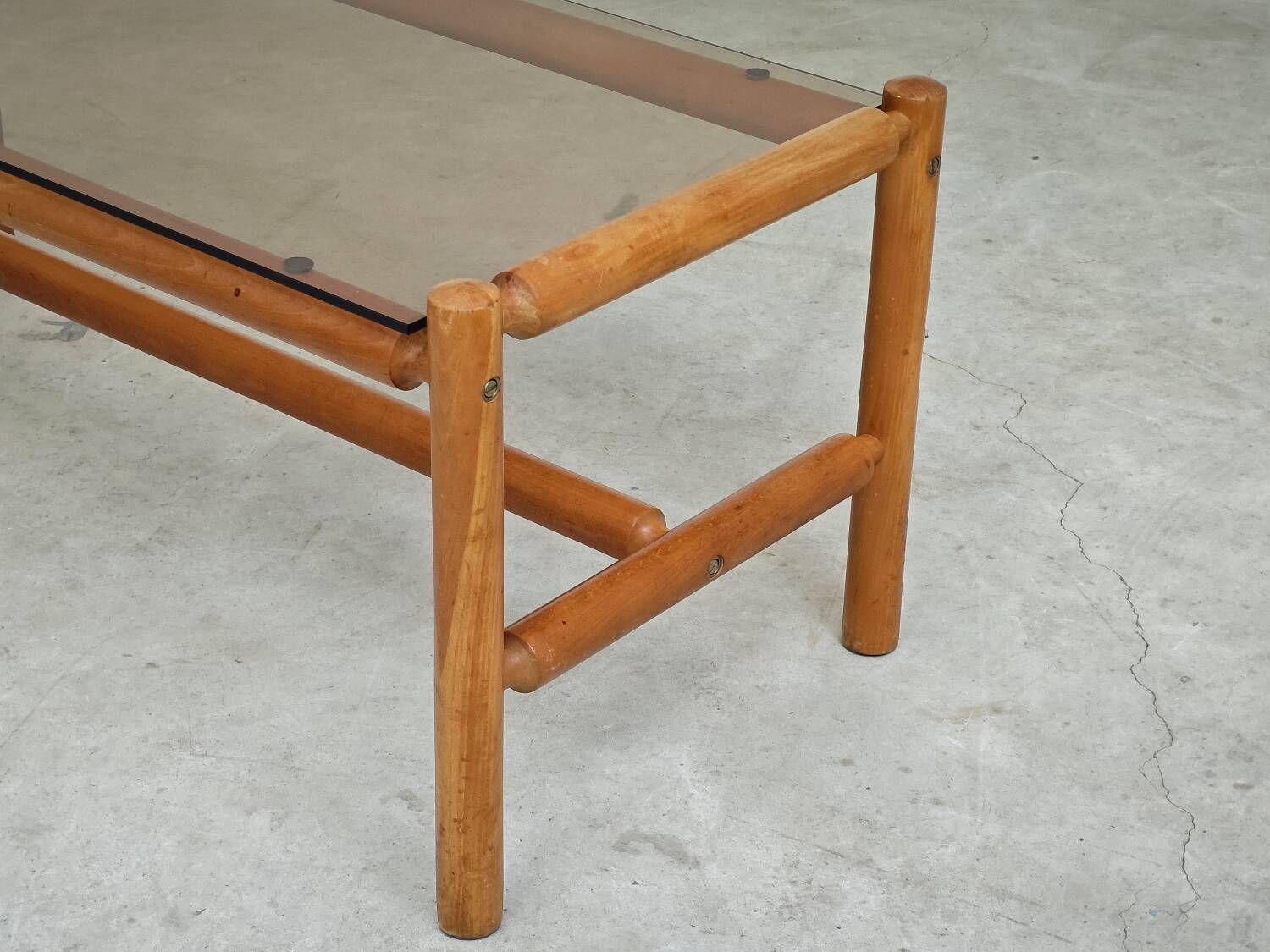Table basse style chalet bois massif et verre  République Tchèque 1970